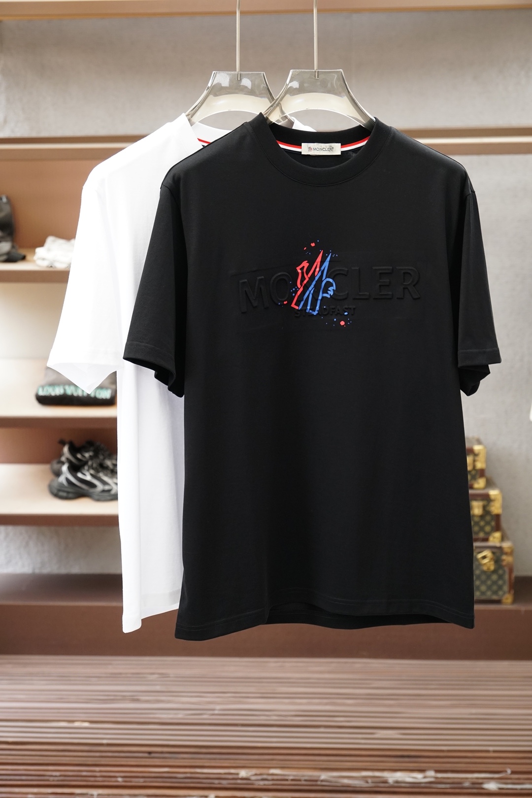 NO:829767,Moncler-2026 new spring and summer short-sleeved T-shirts for men and women!  Fashionable and casual short-sleeved T-shirt!  Letter logo pattern embroidery design on the chest!  It is highly designed and selected from 260g pure cotton fabrics supplied by customers. It feels soft and skin-friendly, comfortable and breathable. The real thing will definitely make you fall in love with it!  The round neck cut with loose shoulders and dropped shoulders, non-sexist style for couples to wear together, opens up a new fashion style!  Distinguish the market version of the high-definition series!  Size M-3XL,,Moncler,T-shirt,tees,t-shirt,19860909蒙口/Moncler-2026春夏新款男女同款短袖T恤！时尚休闲短袖T恤衫！胸前字母logo图案刺绣设计！极具设计精选客供260g纯棉面料,手感柔软亲肤,着身舒适透气性都无法挑剔,实物绝对会让你爱不释手！宽松小落肩的圆领版型裁剪,无性别主义的情侣混穿款式,打开全新的时装新韵味！区别市场版本高定系列！尺码M-3XL,,Moncler,T-shirt,tees，t-shirt,,Men's clothing