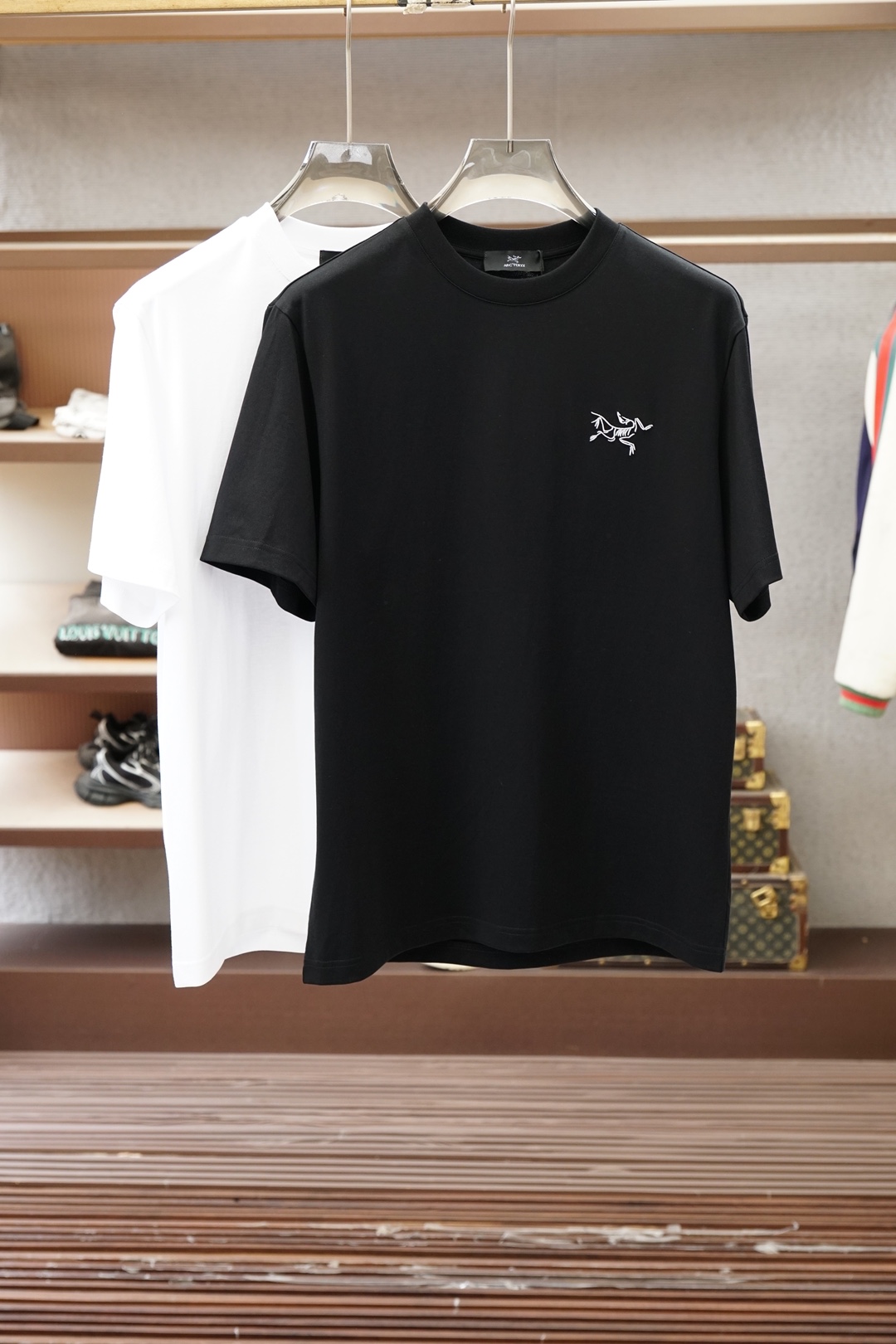 NO:829776,Arc'teryx/2026 new spring and summer short-sleeved T-shirts for men and women!  Fashionable and casual short-sleeved T-shirt!  Letter logo pattern embroidery design on the chest!  It is highly designed and selected from 260g pure cotton fabrics supplied by customers. It feels soft and skin-friendly, comfortable and breathable. The real thing will definitely make you fall in love with it!  The round neck cut with loose shoulders and dropped shoulders, non-sexist style for couples to wear together, opens up a new fashion style!  Distinguish the market version of the high-definition series!  Size M-3XL,arc'teryx,T-shirt,tees,t-shirt,19860909始祖鸟/2026春夏新款男女同款短袖T恤！时尚休闲短袖T恤衫！胸前字母logo图案刺绣设计！极具设计精选客供260g纯棉面料,手感柔软亲肤,着身舒适透气性都无法挑剔,实物绝对会让你爱不释手！宽松小落肩的圆领版型裁剪,无性别主义的情侣混穿款式,打开全新的时装新韵味！区别市场版本高定系列！尺码M-3XL,arc'teryx,T-shirt,tees，t-shirt,,Men's clothing