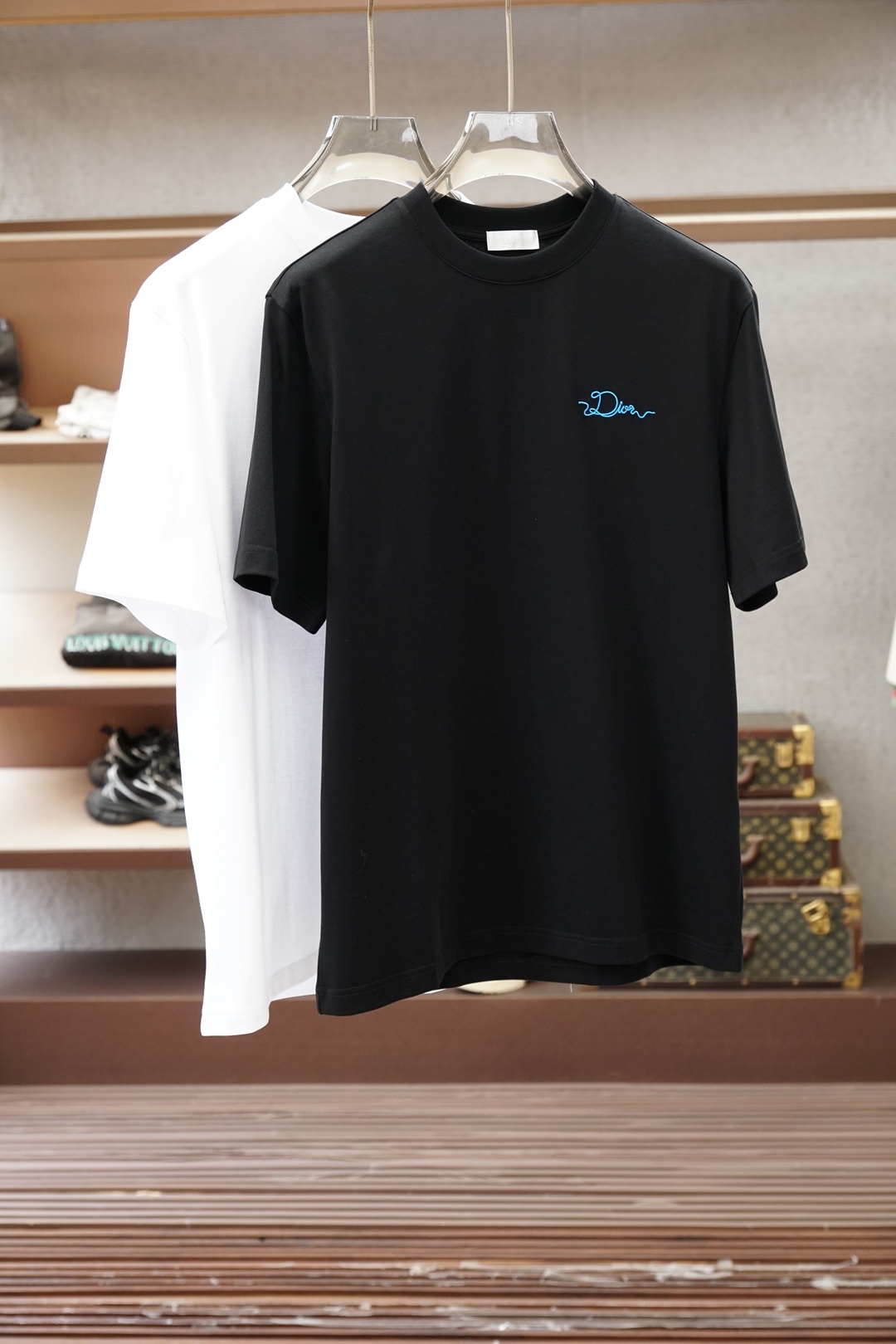 NO:829784,Dior Dior/2026 spring and summer new short-sleeved T-shirt for men and women!  Fashionable and casual short-sleeved T-shirt!  Letter logo pattern embroidery design on the chest!  It is highly designed and selected from 260g pure cotton fabrics supplied by customers. It feels soft and skin-friendly, comfortable and breathable. The real thing will definitely make you fall in love with it!  The round neck cut with loose shoulders and dropped shoulders, non-sexist style for couples to wear together, opens up a new fashion style!  Distinguish the market version of the high-definition series!  Size M-3XL,,dior,dior,T-shirt,tees,t-shirt,19860909Dior迪奥/2026春夏新款男女同款短袖T恤！时尚休闲短袖T恤衫！胸前字母logo图案刺绣设计！极具设计精选客供260g纯棉面料,手感柔软亲肤,着身舒适透气性都无法挑剔,实物绝对会让你爱不释手！宽松小落肩的圆领版型裁剪,无性别主义的情侣混穿款式,打开全新的时装新韵味！区别市场版本高定系列！尺码M-3XL,,dior,dior,T-shirt,tees，t-shirt,,Men's clothing