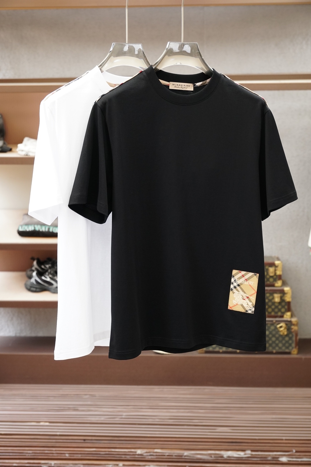 NO:829792,BBR Burberry 2026 spring and summer new short-sleeved T-shirts for men and women!  Fashionable and casual short-sleeved T-shirt!  Letter logo pattern embroidery design on the chest!  It is highly designed and selected from 260g pure cotton fabrics supplied by customers. It feels soft and skin-friendly, comfortable and breathable. The real thing will definitely make you fall in love with it!  The round neck cut with loose shoulders and dropped shoulders, non-sexist style for couples to wear together, opens up a new fashion style!  Distinguish the market version of the high-definition series!  Size M-3XL,,burberry,T-shirt,tees,t-shirt,19860909BBR 巴宝莉 2026春夏新款男女同款短袖T恤！时尚休闲短袖T恤衫！胸前字母logo图案刺绣设计！极具设计精选客供260g纯棉面料,手感柔软亲肤,着身舒适透气性都无法挑剔,实物绝对会让你爱不释手！宽松小落肩的圆领版型裁剪,无性别主义的情侣混穿款式,打开全新的时装新韵味！区别市场版本高定系列！尺码M-3XL,,burberry,T-shirt,tees，t-shirt,,Men's clothing
