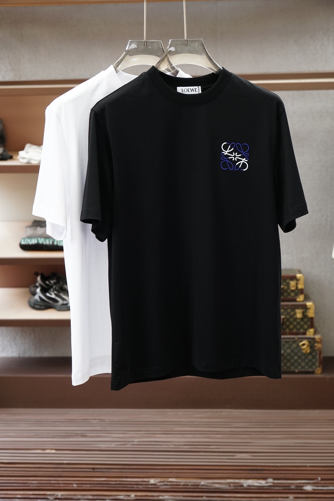 NO:829802,Loewe Luo Yiwei / 2026 spring and summer new short-sleeved T-shirts for men and women!  Fashionable and casual short-sleeved T-shirt!  Letter logo pattern embroidery design on the chest!  It is highly designed and selected from 260g pure cotton fabrics supplied by customers. It feels soft and skin-friendly, comfortable and breathable. The real thing will definitely make you fall in love with it!  The round neck cut with loose shoulders and dropped shoulders, non-sexist style for couples to wear together, opens up a new fashion style!  Distinguish the market version of the high-definition series!  Size M-3XL,,loewe,loewe,T-shirt,tees,t-shirt,19860909Loewe罗意威/ 2026春夏新款男女同款短袖T恤！时尚休闲短袖T恤衫！胸前字母logo图案刺绣设计！极具设计精选客供260g纯棉面料,手感柔软亲肤,着身舒适透气性都无法挑剔,实物绝对会让你爱不释手！宽松小落肩的圆领版型裁剪,无性别主义的情侣混穿款式,打开全新的时装新韵味！区别市场版本高定系列！尺码M-3XL,,loewe,loewe,T-shirt,tees，t-shirt,,Men's clothing