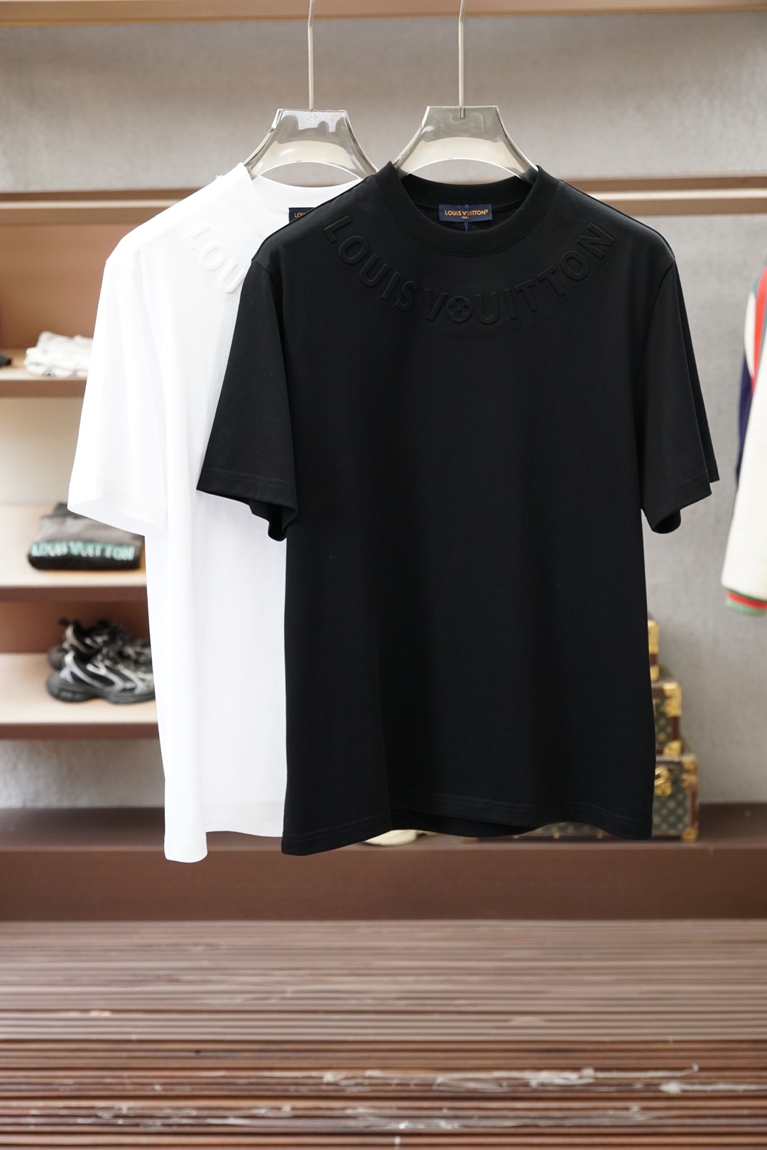 NO:829813,LV Louis Vuitton/2026 spring and summer new short-sleeved T-shirt for men and women!  Fashionable and casual short-sleeved T-shirt!  Letter logo pattern embroidery design on the chest!  It is highly designed and selected from 260g pure cotton fabrics supplied by customers. It feels soft and skin-friendly, comfortable and breathable. The real thing will definitely make you fall in love with it!  The round neck cut with loose shoulders and dropped shoulders, non-sexist style for couples to wear together, opens up a new fashion style!  Distinguish the market version of the high-definition series!  Size M-3XL,,louis vuitton,louis vuitton,T-shirt,tees,t-shirt,19860909Lv 路易威登/ 2026春夏新款男女同款短袖T恤！时尚休闲短袖T恤衫！胸前字母logo图案刺绣设计！极具设计精选客供260g纯棉面料,手感柔软亲肤,着身舒适透气性都无法挑剔,实物绝对会让你爱不释手！宽松小落肩的圆领版型裁剪,无性别主义的情侣混穿款式,打开全新的时装新韵味！区别市场版本高定系列！尺码M-3XL,,louis vuitton,louis vuitton,T-shirt,tees，t-shirt,,Men's clothing
