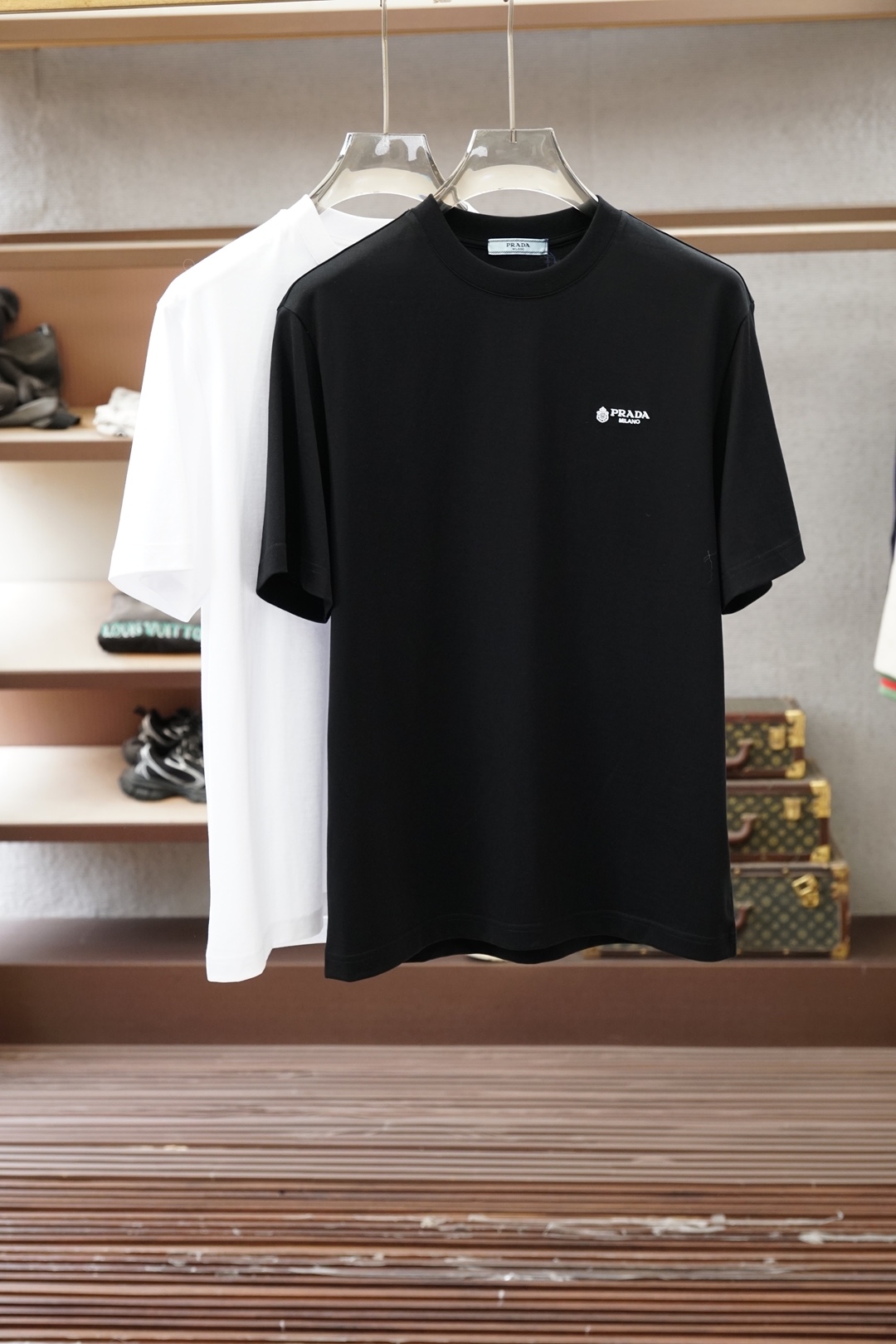 NO:829823,Prada/2026 new spring and summer short-sleeved T-shirts for men and women!  Fashionable and casual short-sleeved T-shirt!  Letter logo pattern embroidery design on the chest!  It is highly designed and selected from 260g pure cotton fabrics supplied by customers. It feels soft and skin-friendly, comfortable and breathable. The real thing will definitely make you fall in love with it!  The round neck cut with loose shoulders and dropped shoulders, non-sexist style for couples to wear together, opens up a new fashion style!  Distinguish the market version of the high-definition series!  Size M-3XL,,prada,prada,T-shirt,tees,t-shirt,19860909Prada普拉达/ 2026春夏新款男女同款短袖T恤！时尚休闲短袖T恤衫！胸前字母logo图案刺绣设计！极具设计精选客供260g纯棉面料,手感柔软亲肤,着身舒适透气性都无法挑剔,实物绝对会让你爱不释手！宽松小落肩的圆领版型裁剪,无性别主义的情侣混穿款式,打开全新的时装新韵味！区别市场版本高定系列！尺码M-3XL,,prada,prada,T-shirt,tees，t-shirt,,Men's clothing