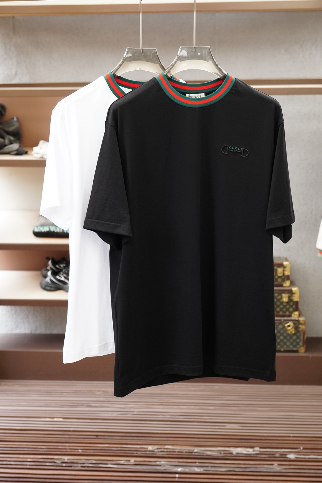 NO:829812,Gucci_ 2026 spring and summer new short-sleeved T-shirts for men and women!  Fashionable and casual short-sleeved T-shirt!  Letter logo pattern embroidery design on the chest!  It is highly designed and selected from 260g pure cotton fabrics supplied by customers. It feels soft and skin-friendly, comfortable and breathable. The real thing will definitely make you fall in love with it!  The round neck cut with loose shoulders and dropped shoulders, non-sexist style for couples to wear together, opens up a new fashion style!  Distinguish the market version of the high-definition series!  Size M-3XL,,gucci,T-shirt,tees,t-shirt,19860909Gucci古奇_ 2026春夏新款男女同款短袖T恤！时尚休闲短袖T恤衫！胸前字母logo图案刺绣设计！极具设计精选客供260g纯棉面料,手感柔软亲肤,着身舒适透气性都无法挑剔,实物绝对会让你爱不释手！宽松小落肩的圆领版型裁剪,无性别主义的情侣混穿款式,打开全新的时装新韵味！区别市场版本高定系列！尺码M-3XL,,gucci,T-shirt,tees，t-shirt,,Men's clothing
