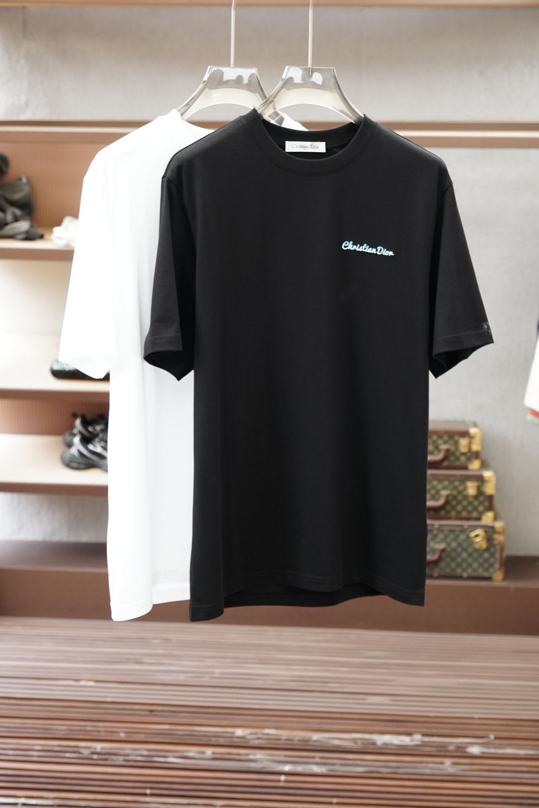 NO:829832,Dior - 2026 spring and summer new short-sleeved T-shirts for men and women!  Fashionable and casual short-sleeved T-shirt!  Letter logo pattern embroidery design on the chest!  It is highly designed and selected from 260g pure cotton fabrics supplied by customers. It feels soft and skin-friendly, comfortable and breathable. The real thing will definitely make you fall in love with it!  The round neck cut with loose shoulders and dropped shoulders, non-sexist style for couples to wear together, opens up a new fashion style!  Distinguish the market version of the high-definition series!  Size M-3XL,,dior,dior,T-shirt,tees,t-shirt,19860909Dior迪奥- 2026春夏新款男女同款短袖T恤！时尚休闲短袖T恤衫！胸前字母logo图案刺绣设计！极具设计精选客供260g纯棉面料,手感柔软亲肤,着身舒适透气性都无法挑剔,实物绝对会让你爱不释手！宽松小落肩的圆领版型裁剪,无性别主义的情侣混穿款式,打开全新的时装新韵味！区别市场版本高定系列！尺码M-3XL,,dior,dior,T-shirt,tees，t-shirt,,Men's clothing
