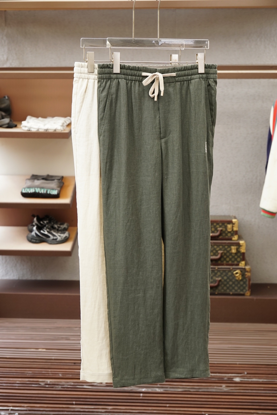 NO:829843,Loewe 2026 spring and summer high-quality casual pants. These sweatpants really weld 'low-key luxury' to the body!  Absolutely amazing!  The soft and skin-friendly fabric makes it breathable when you walk without looking bloated. The contrasting drawstrings and embroidered logo of the same color bring ecstasy to the details and are low-key and unobtrusive. The straight version hides a lot of fat, and even pear-shaped/thick-legged sisters can easily manage it. It is perfect for daily wear with white T-shirts and sweatshirts. It can be switched between commuting/leisure/walking with one click, and it feels full of laziness~ As expected of LP, it balances comfort and high-end just right, and you don’t want to take it off when you put it on!  ,,loro piana,loewe,loewe,hoodie,sweatshirts,19860909Loewe罗意威 2026春夏高货休闲裤 这条卫裤真的把「低调奢华」焊在身上了！ 垂感绝了！软糯亲肤的面料,走路带风还不显臃肿 撞色抽绳+同色系刺绣logo,细节控狂喜,低调不张扬 直筒版型巨藏肉,梨形/腿粗姐妹也能轻松驾驭 日常配白T、卫衣都很绝,通勤/休闲/遛弯一键切换,慵懒感拉满～ 不愧是LP,把舒适和高级感平衡得刚刚好,穿上就不想脱下来！,,loro piana,loewe,loewe,hoodie,sweatshirts,,Men's clothing