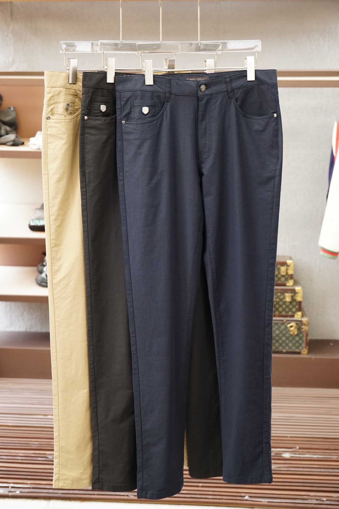 NO:829853,LP/New model coming 2026 early spring new casual trousers, high-end customized series. Imported high-density pure cotton craftsmanship is comfortable, soft and skin-friendly, straight and not easy to wrinkle, simple and clear, Logo design on the back waist highlights the brand charm!  Super versatile upper body effect, super fashionable and versatile, straight and stylish, a wardrobe must-have!  Suitable for any occasion. 30-38. Next day pickup. No 35, 37,, loro piana,19860909LP/新款来袭2026早春新款休闲西裤,高端定制系列.进口高密度纯棉工艺舒适柔软亲肤,笔挺不易起皱,简单明了,后腰Logo设计,凸显品牌魅力！超级百搭上身效果超级棒时尚百搭,笔挺有型,衣橱必备！适合任何场合穿着 30-38隔天取货无35,37,,loro piana,,Men's clothing