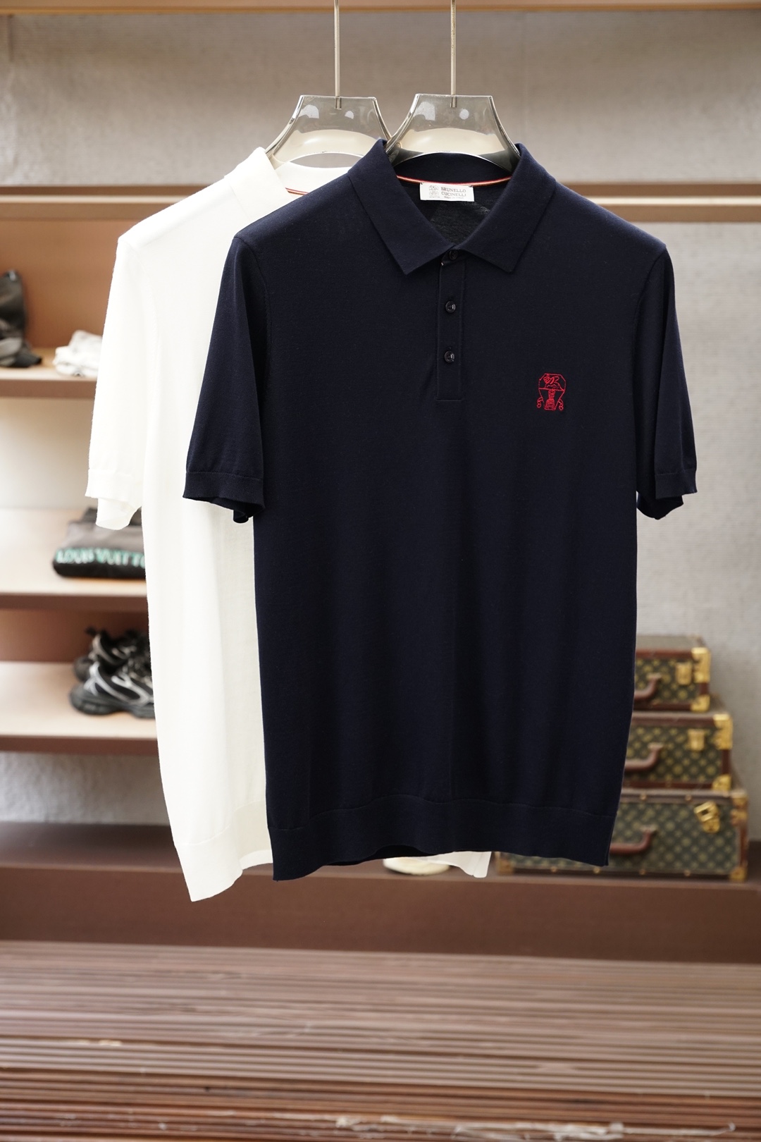 NO:829884,BC family men's high-end simple lapel knitted short-sleeve, classic ace series, a high-end luxury and platinum-level classic basic T-shirt. The all-over design perfectly integrates Italian aesthetics, and inherits the genes of the Jay family, taking the minimalist route, in line with modern urban aesthetics!  The classic brand logo is decorated on the chest, and the craftsmanship is exquisitely presented. It is a soul-like existence, which effectively flaunts the brand identity and guarantees the quality of the craftsmanship!  The imported top-grade anti-pilling fabrics are imported from the customer, and the finest cotton raw materials with excellent sunlight in the Nile River area are selected. After heavy custom weaving and dyeing in a century-old workshop, the fabric is transformed into incomparable comfort. It is treated with exclusive technology and has excellent skin-friendliness. In addition, it has a full cotton feel and excellent breathability!  The details and craftsmanship are extremely exquisite, the color matching is light and versatile, suitable for all kinds of daily wear, and the mixing and matching compatibility is extremely high. It can be used in any occasion, business or leisure, and it is also very fashionable for street fashion. The wardrobe is business and casual and has an excellent high attendance rate. One piece for each person, 48-56,, chanel, T-shirt, tees, t-shirt,19860909BC家族男士高端简约翻领针织短袖 ,经典王牌系列 高端奢华且白金级的一款经典基础款T恤,通体的设计完美融合意式美学,且传承了杰家族的基因,走极简主义的路线,符合现代都市审美！ 胸前饰有经典品牌标识 工艺精美呈现,属于灵魂式的存在,有力标榜了品牌身份,以及对工艺品质的保证！ 客供进口顶级抗起球面料,甄选尼罗河区域光照极好的上等棉花原料,经过百年工坊重磅定织定染而成,将面料蜕变成无敌舒适,采用独家工艺处理 亲肤性绝佳享受,此外棉感十足,透气性优越！ 细节工艺极为考究,配色轻熟百搭,符合日常各种穿搭,混搭兼容空间极高,驾驭任何场合,商务休闲皆可,出街潮搭亦非常时尚,衣橱商务休闲绝佳的高出勤率,人手一件 48-56,,chanel,T-shirt,tees，t-shirt,,Men's clothing
