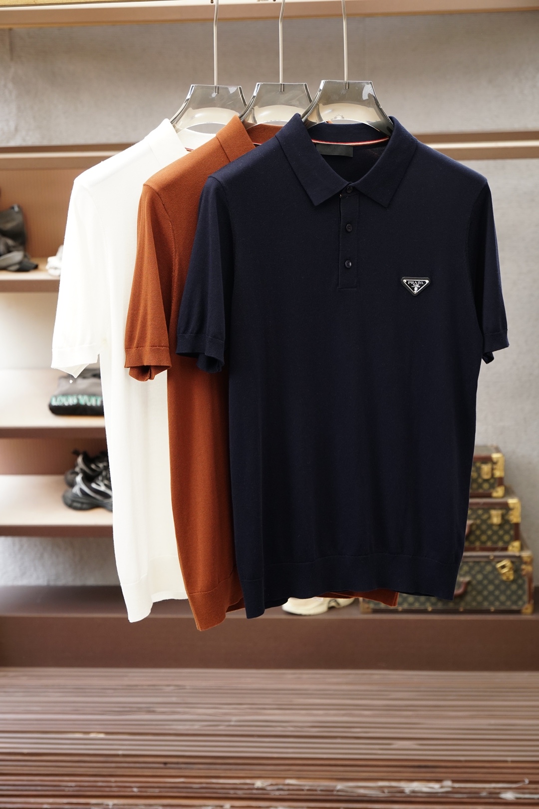 NO:829793,Prada, 2026 family men's high-end simple lapel knitted short-sleeve, classic ace series, a high-end luxury and platinum-level classic basic T-shirt, the all-over design perfectly integrates Italian aesthetics, and inherits the family's genes, taking the minimalist route, in line with modern urban aesthetics!  The classic brand logo is decorated on the chest, and the craftsmanship is exquisitely presented. It is a soul-like existence, which effectively flaunts the brand identity and guarantees the quality of the craftsmanship!  The imported top-grade anti-pilling fabrics are imported from the customer, and the finest cotton raw materials with excellent sunlight in the Nile River area are selected. After heavy custom weaving and dyeing in a century-old workshop, the fabric is transformed into incomparable comfort. It is treated with exclusive technology and has excellent skin-friendliness. In addition, it has a full cotton feel and excellent breathability!  The details and craftsmanship are extremely exquisite, the color matching is light and versatile, suitable for all kinds of daily wear, and the mixing and matching compatibility is extremely high. It can be used in any occasion, business and leisure, and it is also very fashionable for street wear. The wardrobe is business and casual and has an excellent high attendance rate. One piece for each person, 48-56, prada, prada, T-shirt, tees, t-shirt,19860909Prada普拉达,2026家族男士高端简约翻领针织短袖 ,经典王牌系列 高端奢华且白金级的一款经典基础款T恤,通体的设计完美融合意式美学,且传承了家族的基因,走极简主义的路线,符合现代都市审美！ 胸前饰有经典品牌标识 工艺精美呈现,属于灵魂式的存在,有力标榜了品牌身份,以及对工艺品质的保证！ 客供进口顶级抗起球面料,甄选尼罗河区域光照极好的上等棉花原料,经过百年工坊重磅定织定染而成,将面料蜕变成无敌舒适,采用独家工艺处理 亲肤性绝佳享受,此外棉感十足,透气性优越！ 细节工艺极为考究,配色轻熟百搭,符合日常各种穿搭,混搭兼容空间极高,驾驭任何场合,商务休闲皆可,出街潮搭亦非常时尚,衣橱商务休闲绝佳的高出勤率,人手一件 48-56,,prada,prada,T-shirt,tees，t-shirt,,Men's clothing