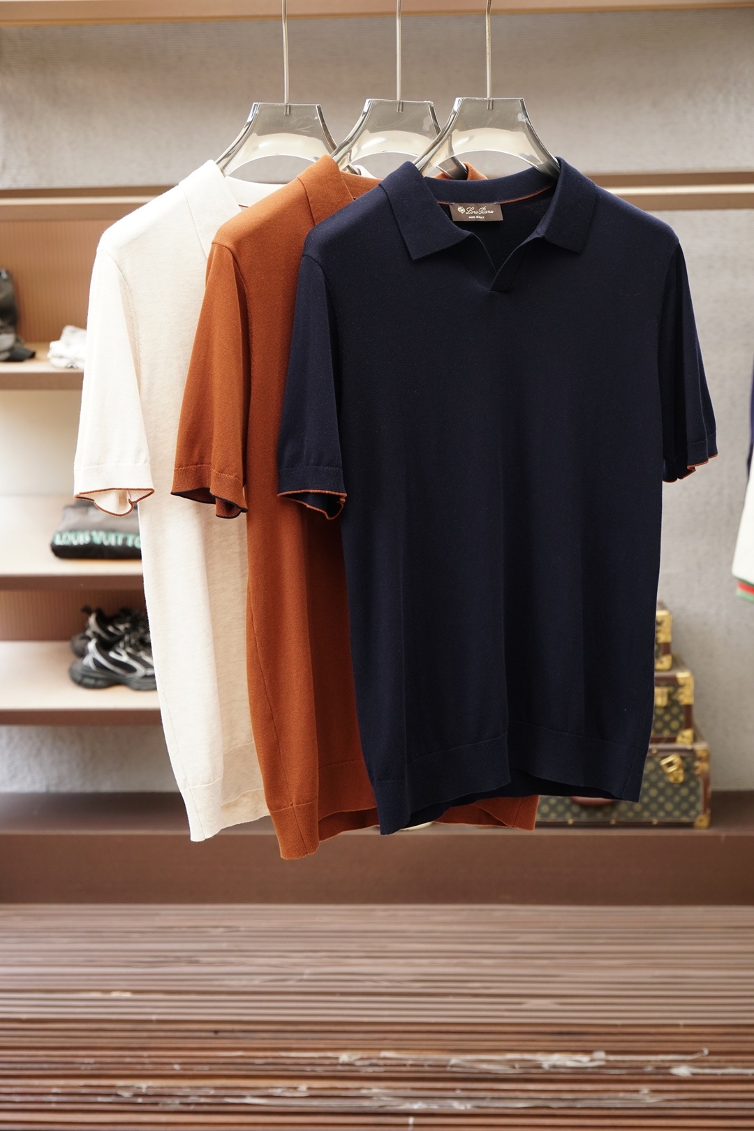 NO:829801,LP/2026 family men's high-end simple lapel knitted short-sleeve, classic ace series, a high-end luxury and platinum-level classic basic Polo, the all-over design perfectly integrates Italian aesthetics, and inherits the family's genes, taking the minimalist route, in line with modern urban aesthetics!  The classic brand logo is decorated on the chest, and the craftsmanship is exquisitely presented. It is a soul-like existence, which effectively flaunts the brand identity and guarantees the quality of the craftsmanship!  The imported top-grade anti-pilling fabrics are imported from the customer, and the finest cotton raw materials with excellent sunlight in the Nile River area are selected. After heavy custom weaving and dyeing in a century-old workshop, the fabric is transformed into incomparable comfort. It is treated with exclusive technology and has excellent skin-friendliness. In addition, it has a full cotton feel and excellent breathability!  The details and craftsmanship are extremely exquisite, the color matching is light and versatile, suitable for all kinds of daily wear, and the mixing and matching compatibility is extremely high. It can be used in any occasion, business or casual, and it is also very fashionable for street fashion. The wardrobe is business and casual and has an excellent high attendance rate. One piece for everyone. 48-56,, loro piana, T-shirt,19860909LP/2026家族男士高端简约翻领针织短袖 ,经典王牌系列 高端奢华且白金级的一款经典基础款Polo,通体的设计完美融合意式美学,且传承了家族的基因,走极简主义的路线,符合现代都市审美！ 胸前饰有经典品牌标识 工艺精美呈现,属于灵魂式的存在,有力标榜了品牌身份,以及对工艺品质的保证！ 客供进口顶级抗起球面料,甄选尼罗河区域光照极好的上等棉花原料,经过百年工坊重磅定织定染而成,将面料蜕变成无敌舒适,采用独家工艺处理 亲肤性绝佳享受,此外棉感十足,透气性优越！ 细节工艺极为考究,配色轻熟百搭,符合日常各种穿搭,混搭兼容空间极高,驾驭任何场合,商务休闲皆可,出街潮搭亦非常时尚,衣橱商务休闲绝佳的高出勤率,人手一件 48-56,,loro piana,T-shirt,,Men's clothing