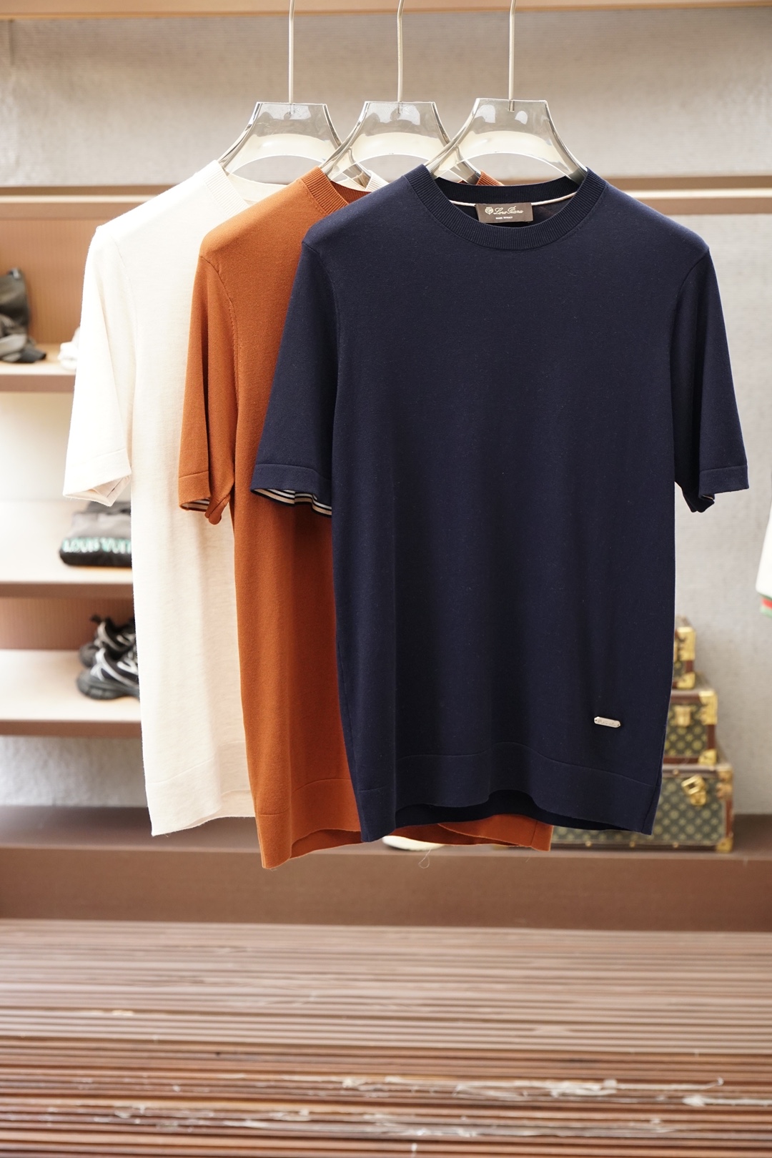 NO:829865,Dior Dior - 2026 family men's high-end simple round neck T, classic ace series, a high-end luxury and platinum-level classic basic model. The all-over design perfectly integrates Italian aesthetics and inherits the family's genes. It takes a minimalist route and is in line with modern urban aesthetics!  The classic brand logo is decorated on the chest, and the craftsmanship is exquisitely presented. It is a soul-like existence, which effectively flaunts the brand identity and guarantees the quality of the craftsmanship!  The imported top-grade anti-pilling fabrics are imported from the customer, and the finest cotton raw materials with excellent sunlight in the Nile River area are selected. After heavy custom weaving and dyeing in a century-old workshop, the fabric is transformed into incomparable comfort. It is treated with exclusive technology and has excellent skin-friendliness. In addition, it has a full cotton feel and excellent breathability!  The details and craftsmanship are extremely exquisite, the color is light and versatile, suitable for all kinds of daily wear, the mixing and matching compatibility is extremely high, it can suit any occasion, business and casual, it is also very fashionable for street fashion, the wardrobe is business and casual, excellent for high attendance, one piece for each person 48-56,, dior, dior,19860909Dior迪奥-2026家族男士高端简约圆领T,经典王牌系列 高端奢华且白金级的一款经典基础款,通体的设计完美融合意式美学,且传承了家族的基因,走极简主义的路线,符合现代都市审美！ 胸前饰有经典品牌标识 工艺精美呈现,属于灵魂式的存在,有力标榜了品牌身份,以及对工艺品质的保证！ 客供进口顶级抗起球面料,甄选尼罗河区域光照极好的上等棉花原料,经过百年工坊重磅定织定染而成,将面料蜕变成无敌舒适,采用独家工艺处理 亲肤性绝佳享受,此外棉感十足,透气性优越！ 细节工艺极为考究,配色轻熟百搭,符合日常各种穿搭,混搭兼容空间极高,驾驭任何场合,商务休闲皆可,出街潮搭亦非常时尚,衣橱商务休闲绝佳的高出勤率,人手一件 48-56,,dior,dior,,Men's clothing
