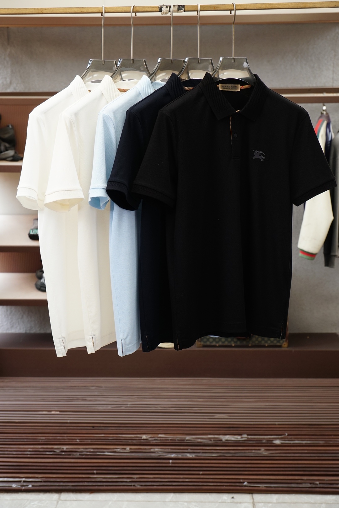 NO:829874,BBR Burberry/2026 new summer men's business casual short-sleeved three-button polo shirt, a very simple and stylish lapel polo shirt. Both the texture and style are very high-end. Men must buy it without regrets. The classic embroidered logo on the chest is self-evidently comfortable and breathable. Men's business casual workplace attire... Simple and fashionable yet elegant, full of high-end, invincible and versatile. Easily create a sense of competence and neatness, the first choice of urban elites  Select high-quality new surface 90 mercerized, 10 spandex mercerized vermilion fabrics. You can tell by the heavy feeling when you hold it. The overall texture details are displayed, the fabric is soft and elastic, full of vertical feeling, extremely comfortable, and easy to iron.  All of them verify the quality control of the trading company. The clothing is skin-friendly and breathable and comfortable... The upper body design is extremely simple and decent, highlighting the strength and status of the brand.. Standard and conventional cutting, slightly elastic, not loose or tight, comfortable dressing state, the upper body shows an elegant and elite temperament, a must-have high-quality Polo shirt for commuting!  Color: blue, black, beige, size: M-3XL, burberry, T-shirt,19860909BBR巴宝莉/2026夏季新款男士商务休闲短袖三粒扣polo衫,非常简约有型的一款翻领polo衫,无论是质感还是款型都非常高端,男士们一定要入手的不后悔款,胸前经典刺绣徽标,舒适与透气不言而喻,男士商务休闲职场着装,..简约时髦又不失优雅感,高级感十足,无敌的百搭.轻易塑造出干练和利落感,都市精英的首选 甄选优质新型面90丝光,10氨纶丝光朱地面料.拿上手的沉坠感可知.整体展现出的质感细节,面料柔软有弹性好,垂直感十足,极致的舒服、免烫处理 无不一验证贸易公司的品控,着装穿着亲肤之余更是透气舒适...上身整造型设计极为简约、得体,彰显出品牌的实力地位..标准常规的版型裁剪,微弹力不宽松不紧绷的舒适着装状态,上身即显气质儒雅的精英气质,通勤必备的精品Polo衫！ 颜色蓝黑米白给 尺码M-3XL,,burberry,T-shirt,,Men's clothing