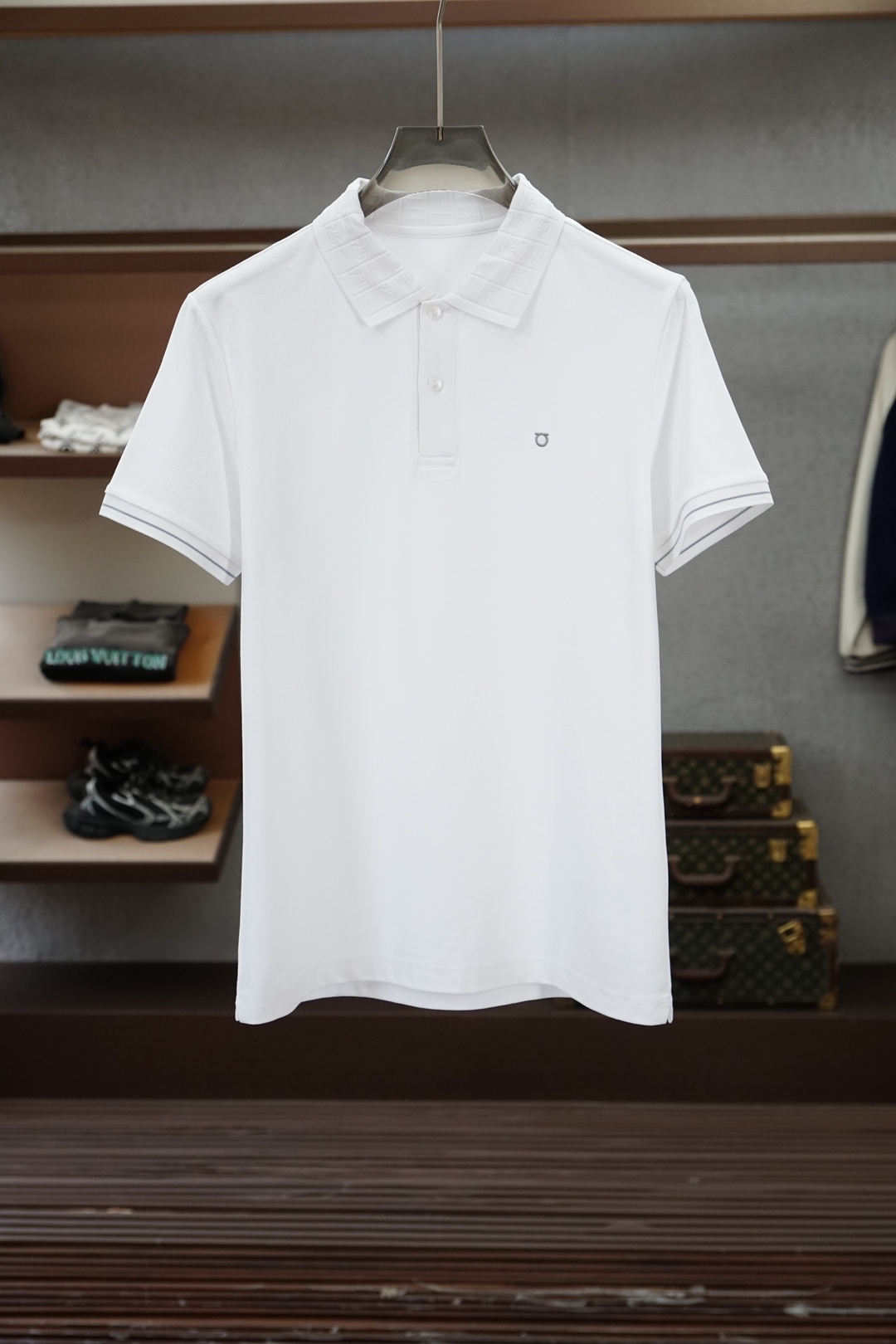 NO:832215,- Ferragamo - Collection of products] Ferragamo family's 26th summer new men's high-end business solid color casual POLO polo shirt, classic two-color selection, the hottest new model in 26 years, Hong Kong trading company channel supply, high-end luxury series, platinum level full product, pure blood product!   -Brand Fila*Moor · 2026 Summer Men's Business Casual High-End Short-Sleeved POLO Shirt Salvatore  Ferragamo is a legendary Italian brand that started in Florence in 1927. For nearly a hundred years, it has always interpreted the taste and style of contemporary elites with Italian craftsmanship and ultimate elegant aesthetics. The brand's men's clothing series inherits the high-end genes of the past, with exquisite tailoring and sophisticated fabrics as the cornerstone, finding a delicate balance between business and leisure, and becoming an indispensable quality choice in the wardrobes of successful men around the world!   -This season's ingenuity and two-color selection are born to set the style. This season, Ferragamo launches the 2026 summer men's business casual POLO shirt, which continues the brand's minimalist and elegant design tone. It is presented in two classic clear-faced tones of red and blue, and can easily handle business and daily scenes. -Design details · Extraordinary in minimalism  The overall design adopts clean tailoring, with neat and smooth lines, simple and elegant without losing style. The small square collar design accurately combines the dignity of business and the casualness of leisure. The edge of the collar is connected with the brand's latest simple icon with a delicate white contrasting line. The asymmetrical visual layout cleverly breaks the convention and inadvertently reveals the ingenuity of the design. The placket adopts a classic three-button design, and the natural shell buttons are warm and moist.  Like jade, the luster of the buckle surface is soft and restrained, and you can feel this elegant texture with a light touch of your fingertips. When the placket is slightly open, the brand's fancy icon on the inside of the button will quietly appear - the color layer is rich and full, blooming in the details, stunning, and eye-catching. The edges of the cuffs are also delicately tied with a circle of contrasting white lines, echoing the neckline design, adding a finishing touch between movement and stillness, easily catching the eye.  -Fabric craftsmanship · The ultimate luxury choice  Selecting 100% double-sided mercerized pique cotton, it undergoes one more mercerization process than ordinary mercerized cotton, making the fabric brighter and more delicate to the touch. The surface of the pique cotton has a unique honeycomb mesh texture, which is far more breathable than ordinary knitted fabrics, absorbs moisture and is not easily deformed.  The double-sided mercerization process gives the fabric excellent shape retention, and it remains as stiff as ever after washing, so it can easily cope with every test in midsummer. Every inch of fabric carries the ultimate quality requirements of the old Italian workshops, and the skin-friendly experience is self-evident, which is a double luxury of visual and physical senses!   - Upper body performance · The choice of urban elites. The tailoring is precise and fit, and the upper body is straight and neat. Whether it is paired with trousers for business commuting or mixed with jeans for daily casual use, this POLO shirt can be easily worn, showing style and taste in a silent way. The red is passionate and public, while the blue is calm and restrained. Each one is the finishing touch in the wardrobe, helping urban elites to easily interpret their own high-end fashion expression!  Size M-3XL,,louis vuitton,ferragamo,ferragamo,jeans,T-shirt,19860909-菲拉格慕-典藏臻品】菲拉*慕家族26年夏季新款男士高端商务净色休闲POLO马球衫,经典两色选择,26年最爆新款,香港贸易公司渠货源,高级奢侈系列,白金级全品相,纯正血统臻品！  -品牌菲拉*慕 · 2026夏季男士商务休闲高端短袖POLO衫 Salvatore Ferragamo,一个自1927年始于佛罗伦萨的意大利传奇品牌.近百年来始终以意式匠心工艺与极致优雅美学,诠释着当代精英的品味格调.该品牌的男装系列承袭以往一脉相承的高级基因,以精湛剪裁与考究面料为基石,在商务与休闲之间找到精妙平衡,成为全球成功男士衣橱中不可或缺的品质之选！  -本季匠心巨献 · 双色精选 为风格定调而生.本季Ferragamo推出2026夏季男士商务休闲POLO衫,延续品牌极简优雅的设计基调,以红色与蓝色两款经典净面色调呈现,从容驾驭商务与日常场景.  -设计细节 · 极简之中见不凡 整体采用净版剪裁,线条利落流畅,简约大气而不失格调.小方领设计精准拿捏商务的端庄与休闲的随性,领口边缘以一条精致的白色撞色线条衔接着品牌最新简约图标,不对称的视觉布局巧妙打破常规,于不经意间流露设计的巧思.门襟采用经典三粒扣设计,天然贝壳纽扣温润如玉,扣面光泽柔和内敛,指尖轻触便能感知这份考究的质感.而当门襟微敞,纽扣内侧的品牌花式图标便悄然显现——色彩层次丰富饱满,于细微处绽放惊艳,令人眼前一亮.袖口边缘同样以一圈撞色白线精致收束,与领口设计遥相呼应,动静之间皆是点睛之笔,轻松抓人眼球.  -面料工艺 · 极致奢华之选 甄选百分百双面丝光珠地棉,比普通丝光棉多一次丝光工艺处理,令面料光泽更为璀璨,触感更为细腻.珠地棉表面呈现独特的蜂巢状网眼肌理,透气性远胜普通针织面料,吸湿排汗且不易变形.双面丝光工艺更赋予面料优异的保形性,水洗后依然挺括如初,从容应对盛夏的每一次考验.每一寸面料都承载着意大利老牌工坊对品质的极致苛求,亲肤体验不言而喻,是视觉与体感的双重奢享！  -上身表现 · 都市精英之选 剪裁精准合体,上身即显挺拔利落.无论是商务通勤搭配西裤,还是日常休闲混搭牛仔裤,这件POLO衫都能轻松驾驭,于无声处彰显型格与品味.红色热情张扬,蓝色沉稳内敛,每一款皆是衣橱中的点睛之作,助力都市精英轻松演绎属于自我的高级时尚表达！码数M-3XL,,louis vuitton,ferragamo,ferragamo,jeans,T-shirt,,Men's clothing