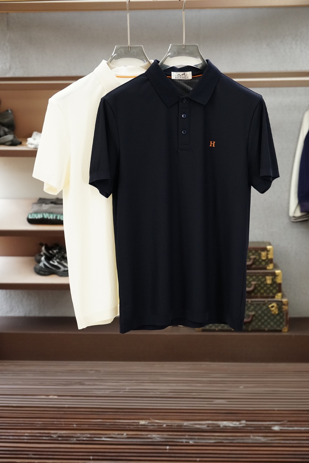 NO:832242,- Hermes, Hermes-2026 spring and summer new short-sleeved T-shirt!  Fashionable and casual short-sleeved T-shirt!  Chest embroidery logo design!  It is a highly designed and carefully selected mercerized cotton fabric supplied by customers. It feels soft and skin-friendly, comfortable and breathable. The real thing will definitely make you fall in love with it!  Open up a new fashion style!  Distinguish the market version of the high-definition series!  Size M-3XL,,hermes,hermes,T-shirt,tees,t-shirt,19860909- 爱马仕,Hermes-2026春夏新款短袖T恤！时尚休闲短袖T恤衫！胸前刺绣logo图案设计！极具设计精选客供丝光棉面料,手感柔软亲肤,着身舒适透气性都无法挑剔,实物绝对会让你爱不释手！打开全新的时装新韵味！区别市场版本高定系列！尺码M-3XL,,hermes,hermes,T-shirt,tees，t-shirt,,Men's clothing