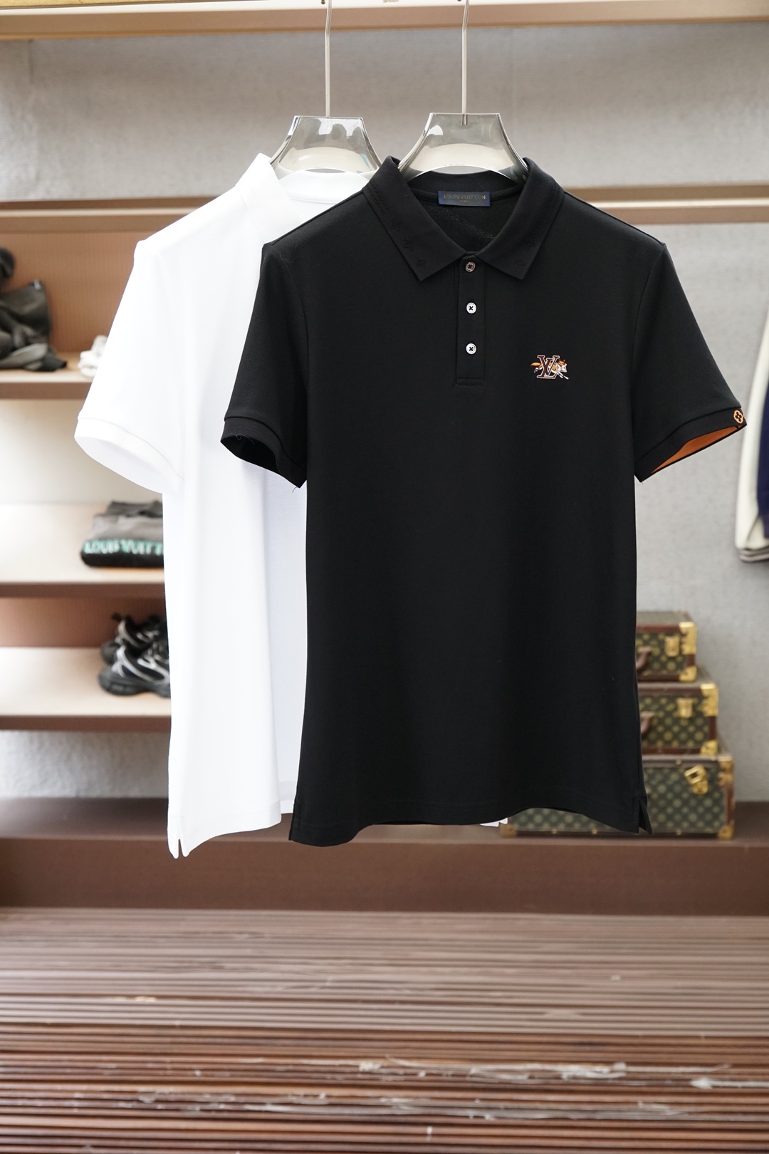 NO:832190,Lv Louis Vuitton, collection of exquisite products] Louis*ton men's latest 26-year summer fashion trend short-sleeved POLO shirt series, Hong Kong Matheson channel products, heavy-duty high-end products, the same style as the brand's official catwalk, high-end luxury platinum-level products!  Exclusively on sale today!  !   Since its birth, Louis*ton men's clothing line has always led the trend of luxury leisure with excellent craftsmanship and avant-garde design. From ready-to-wear to accessories, it has continuously reshaped the boundaries of men's elegance and achieved countless legendary classics. Each new season's new products are the vane of the fashion industry. This design is a summer polo shirt that perfectly echoes the aesthetic tone of LV. The three-button placket design is neat and stylish, and the collar is uniquely designed with color-blocking LV presbyopia elements, a classic Mo  The nogram pattern forms a subtle contrast with the body, and the embroidery of the brand's floral letters on the chest is more elegant, perfectly inheriting the essence and genes of Louis Vuitton. Natural shell buttons of the same color are selected, each one is a gift from nature, the texture is unique, and the details silently highlight the extraordinary style. The whole body cleverly integrates the brand's century-old travel art with contemporary street style, showing a highly recognizable modern proposition!   This style is made of 100% double-sided mercerized piqué cotton - a piqué structure fabric that has been treated with double-sided mercerization. The overall texture has a fine grained touch, which is three-dimensional and stylish like a micro-carving. It not only retains the natural breathability of pure cotton, but also presents a silky soft luster. Care instructions suggest super gentle machine wash at 30 degrees Celsius. Be sure to wash and iron the reverse side to avoid direct friction between printing and embroidery. Careful care will ensure it lasts for many summers!   The overall vision is quite outstanding, and the detailed charm is long. From the main fabric to the auxiliary material craftsmanship, everything reflects the ingenuity of the fashion. The refreshing pure black and pure white color combination has excellent compatibility. Whether it is worn with casual trousers to attend the afternoon salon, or worn with jeans for a stroll on the city streets, you can easily control the whole upper body.  Full of luxury and free and easy temperament, full of style, perfect for fashion and leisure, in line with the urban elitist life philosophy, it is also the best comment on your own style. Available in white and black, with sizes ranging from S-2XL, it can meet the needs of different body types. Instantly own this limited summer charm from Louis*ton!  ,,louis vuitton,louis vuitton,jeans,T-shirt,19860909Lv 路易威登,典藏臻品】路易*登男士26年最新夏季时尚潮流短袖POLO衫系列,香港洋行渠道货,重磅高端臻品,品牌官方走秀同款,高奢品鉴白金级产物！今独家售卖！！  路易*登男装线自诞生以来,始终以卓越工艺与先锋设计引领奢华休闲风潮,从成衣到配饰不断重塑男士优雅边界,成就无数传奇经典,每一季新品皆是时尚界的风向标.此款设计是极致呼应LV美学基调的一款夏日马球衫,门襟三粒扣设计利落有型,领部别出心裁地采用拼色LV老花元素,经典Monogram图案与衣身形成微妙层次对比,胸前品牌花体字母刺绣更显雅致风范,完美沿袭了路易威登的精髓与基因.甄选天然同色系贝壳扣,每一颗都是大自然的馈赠,纹理独一无二,于细节处无声彰显非凡格调.通体将品牌百年旅行艺术与当代街头风尚巧妙融合,展现出极具辨识度的摩登主张！  本款采用百分百双面丝光珠地棉——经过双面丝光处理的珠地结构面料,整体纹理自带细腻的颗粒触感,如同微雕般立体有型,既保留了纯棉的天然呼吸感,又呈现出丝绸般柔和的光泽.养护须知建议30摄氏度超柔机洗,务必反面洗涤、反面熨烫,避免印花与刺绣直接摩擦,悉心呵护方得历久弥新,陪伴多个盛夏！  整体视觉相当出彩,细品韵味悠长,从主体面料到辅料工艺,无一不体现时装的匠心所在.清爽利落的纯黑与纯白配色,兼容性优越,无论是搭配休闲西裤出席午后沙龙,还是配上牛仔裤漫步城市街头,都能轻松掌控全场.上身满满的奢贵感与洒脱气质,型款十足,时尚休闲完美兼具,符合都市精英主义生活哲学,亦是对自我格调的最佳注解.白色、黑色两色可选,尺码涵盖S-2XL,满足不同身型所需,即刻拥有这份来自路易*登的夏日限定魅力！,,louis vuitton,louis vuitton,jeans,T-shirt,,Men's clothing