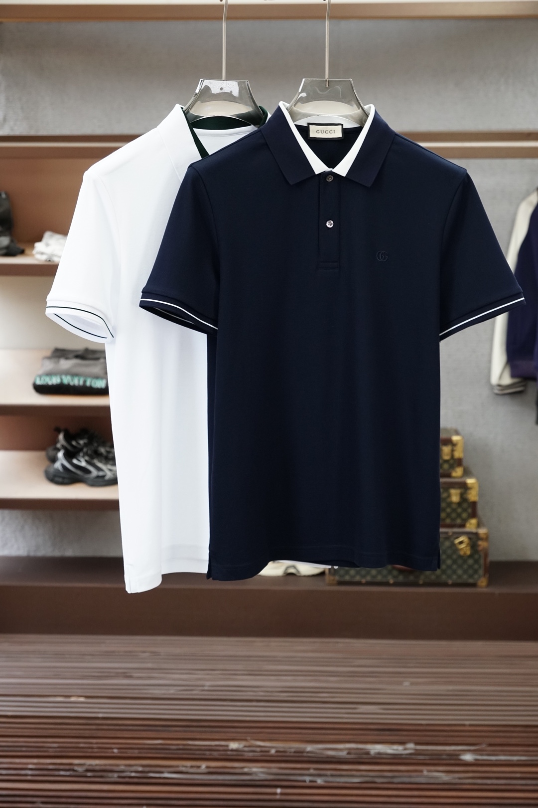 NO:832198,Gucci Gucci/men's 26-year latest summer fashion trend short-sleeved POLO shirt series, Hong Kong channel goods, heavy-end high-end products, the same style as the brand's official catwalk, high-end luxury platinum-level product - This style is made of 100% double-sided mercerized pique cotton - a pique structure fabric that has been treated with double-sided mercerization, and the overall texture is natural  It has a delicate grainy touch, and is as three-dimensional and stylish as micro-carvings. It not only retains the natural breathability of pure cotton, but also presents a soft luster like silk. Care instructions recommend super soft machine washing at 30 degrees Celsius. Be sure to wash it inside out and iron it inside out to avoid direct friction between the printing and embroidery. Careful care will ensure it lasts for many summers!   The overall vision is quite outstanding, and the detailed charm is long. From the main fabric to the auxiliary material technology, everything reflects the ingenuity of fashion. The refreshing and neat pure black and pure white color combination has excellent compatibility. Whether it is paired with casual trousers to attend the afternoon salon, or paired with jeans for a stroll on the city streets, it can be easily worn.  The upper body is full of luxury and free temperament. It is full of style, perfectly fashionable and casual, in line with the urban elitist life philosophy, and is also the best comment on your own style. White and black are available to meet the needs of different body types, and you can instantly have this summer-limited charm!  M-3XL,,gucci,jeans,T-shirt,19860909Gucci古奇/男士26年最新夏季时尚潮流短袖POLO衫系列,香港洋行渠道货,重磅高端臻品,品牌官方走秀同款,高奢品鉴白金级产物-本款采用百分百双面丝光珠地棉——经过双面丝光处理的珠地结构面料,整体纹理自带细腻的颗粒触感,如同微雕般立体有型,既保留了纯棉的天然呼吸感,又呈现出丝绸般柔和的光泽.养护须知建议30摄氏度超柔机洗,务必反面洗涤、反面熨烫,避免印花与刺绣直接摩擦,悉心呵护方得历久弥新,陪伴多个盛夏！  整体视觉相当出彩,细品韵味悠长,从主体面料到辅料工艺,无一不体现时装的匠心所在.清爽利落的纯黑与纯白配色,兼容性优越,无论是搭配休闲西裤出席午后沙龙,还是配上牛仔裤漫步城市街头,都能轻松掌控全场.上身满满的奢贵感与洒脱气质,型款十足,时尚休闲完美兼具,符合都市精英主义生活哲学,亦是对自我格调的最佳注解.白色、黑色两色可选,满足不同身型所需,即刻拥有这份夏日限定魅力！M-3XL,,gucci,jeans,T-shirt,,Men's clothing