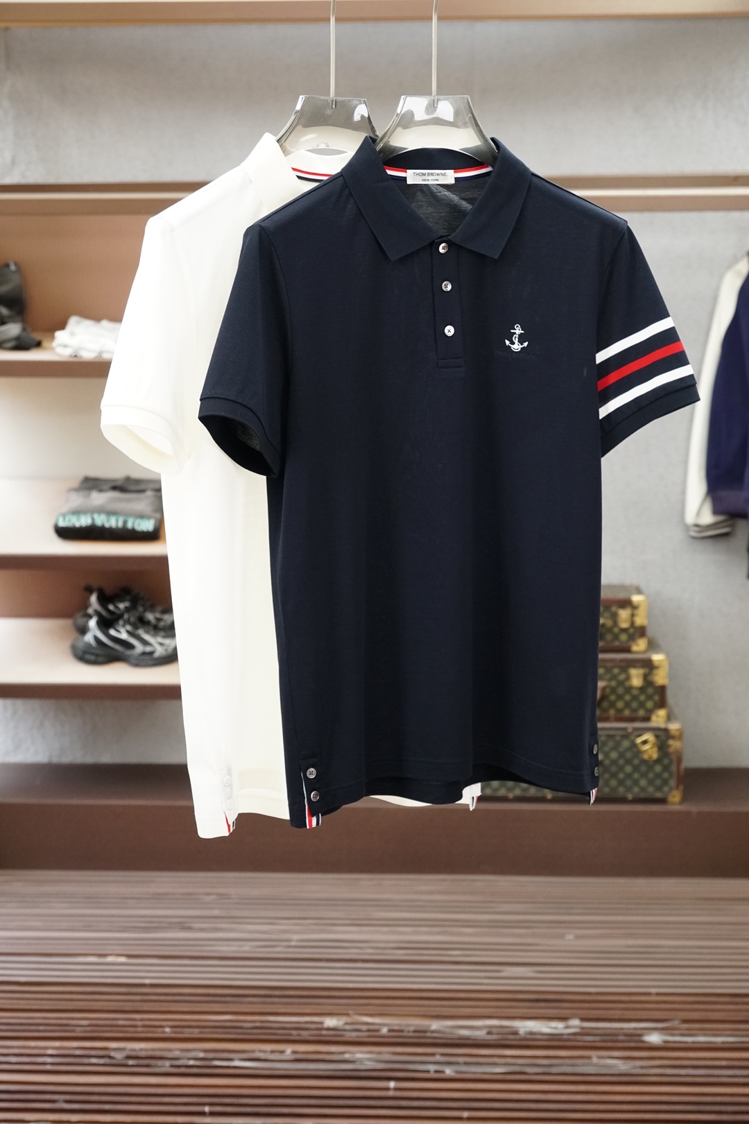 NO:832206,TB  Tom Brown - Men's latest 26-year summer fashion trend short-sleeved POLO shirt series, Hong Kong channel products, heavy-end high-end products, the same style as the brand's official catwalk, high-end luxury platinum-level product - This model is made of 100% double-sided mercerized pique cotton - a pique structure fabric that has been treated with double-sided mercerization, and the overall texture has its own fine texture  It has a greasy grainy feel and is as three-dimensional and stylish as micro-carvings. It not only retains the natural breathability of pure cotton, but also presents a silky soft luster. Care instructions suggest super gentle machine washing at 30 degrees Celsius. Be sure to wash it inside out and iron it inside out to avoid direct friction between printing and embroidery. Careful care will ensure it lasts for many summers!   The overall vision is quite outstanding, and the detailed charm is long. From the main fabric to the auxiliary material technology, everything reflects the ingenuity of fashion. The refreshing and neat pure black and pure white color combination has excellent compatibility. Whether it is paired with casual trousers to attend the afternoon salon, or paired with jeans for a stroll on the city streets, it can be easily worn.  The upper body is full of luxury and free temperament. It is full of style, perfectly fashionable and casual, in line with the urban elitist life philosophy, and is also the best comment on your own style. White and black are available to meet the needs of different body types, and you can instantly have this summer-limited charm!  M-3XL,,thom browne,jeans,T-shirt,19860909TB 汤姆布朗-男士26年最新夏季时尚潮流短袖POLO衫系列,香港洋行渠道货,重磅高端臻品,品牌官方走秀同款,高奢品鉴白金级产物-本款采用百分百双面丝光珠地棉——经过双面丝光处理的珠地结构面料,整体纹理自带细腻的颗粒触感,如同微雕般立体有型,既保留了纯棉的天然呼吸感,又呈现出丝绸般柔和的光泽.养护须知建议30摄氏度超柔机洗,务必反面洗涤、反面熨烫,避免印花与刺绣直接摩擦,悉心呵护方得历久弥新,陪伴多个盛夏！  整体视觉相当出彩,细品韵味悠长,从主体面料到辅料工艺,无一不体现时装的匠心所在.清爽利落的纯黑与纯白配色,兼容性优越,无论是搭配休闲西裤出席午后沙龙,还是配上牛仔裤漫步城市街头,都能轻松掌控全场.上身满满的奢贵感与洒脱气质,型款十足,时尚休闲完美兼具,符合都市精英主义生活哲学,亦是对自我格调的最佳注解.白色、黑色两色可选,满足不同身型所需,即刻拥有这份夏日限定魅力！M-3XL,,thom browne,jeans,T-shirt,,Men's clothing