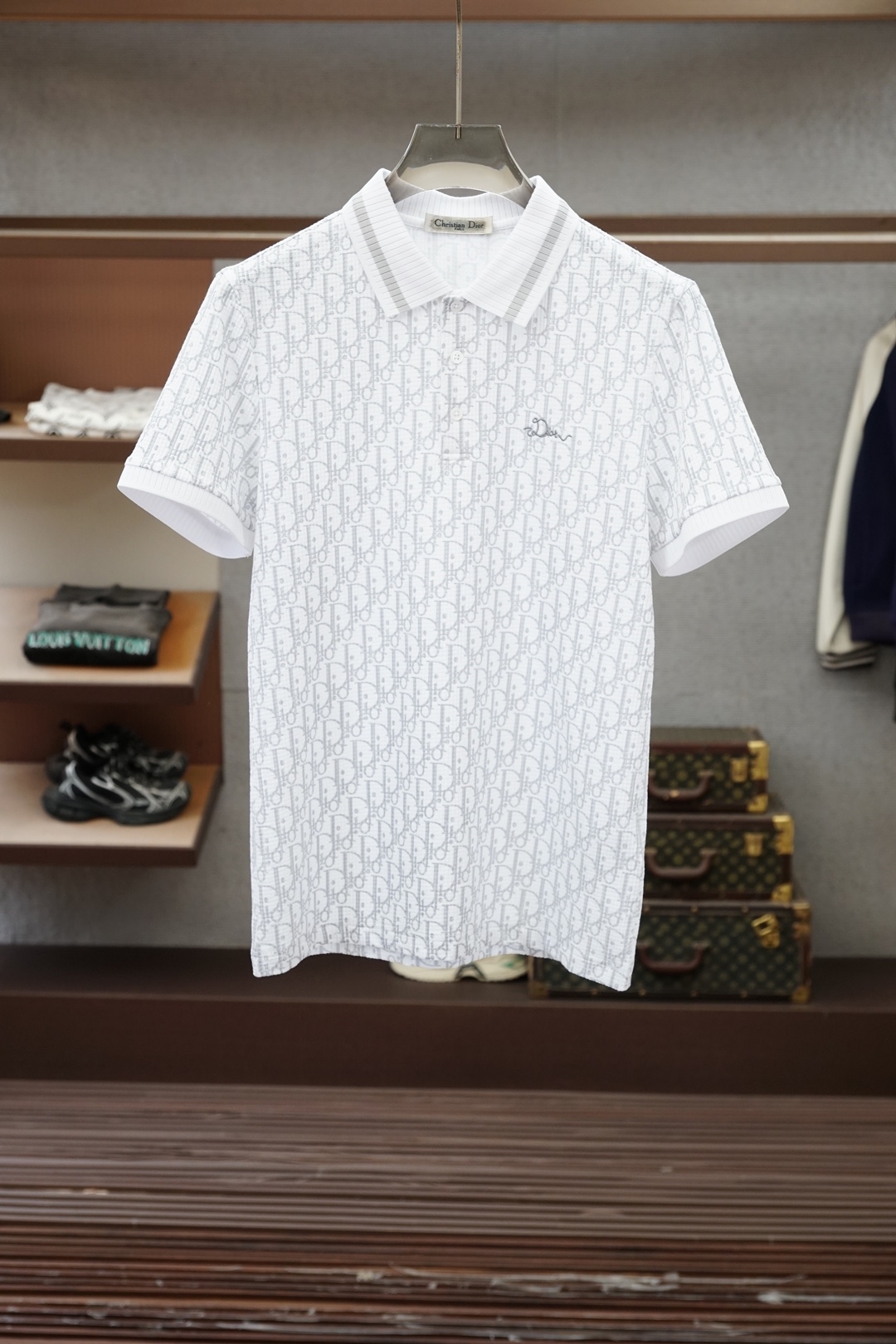 NO:832248,- Dior 2026 spring and summer new jacquard short-sleeved T-shirt!  Fashionable and casual short-sleeved T-shirt!  Chest embroidery logo design!  It is a highly designed and carefully selected mercerized cotton fabric supplied by customers. It feels soft and skin-friendly, comfortable and breathable. The real thing will definitely make you fall in love with it!  Open up a new fashion style!  Distinguish the market version of the high-definition series!  Size M-3XL,,dior,dior,T-shirt,tees,t-shirt,19860909- Dior迪奥2026春夏新款提花短袖T恤！时尚休闲短袖T恤衫！胸前刺绣logo图案设计！极具设计精选客供丝光棉面料,手感柔软亲肤,着身舒适透气性都无法挑剔,实物绝对会让你爱不释手！打开全新的时装新韵味！区别市场版本高定系列！尺码M-3XL,,dior,dior,T-shirt,tees，t-shirt,,Men's clothing