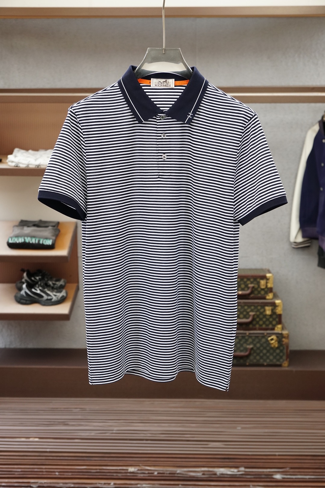 NO:832220,- Hermes-Hermes-2026 spring and summer new striped P Polo series-T-shirt!  Fashionable and casual short-sleeved T-shirt!  Chest embroidery logo design!  It is a highly designed and carefully selected mercerized cotton fabric supplied by customers. It feels soft and skin-friendly, comfortable and breathable. The real thing will definitely make you fall in love with it!  Open up a new fashion style!  Distinguish the market version of the high-definition series!  Size M-3XL,,hermes,hermes,T-shirt,tees,t-shirt,19860909- 爱马仕- Hermes-2026春夏新款条纹P Polo系列-T恤！时尚休闲短袖T恤衫！胸前刺绣logo图案设计！极具设计精选客供丝光棉面料,手感柔软亲肤,着身舒适透气性都无法挑剔,实物绝对会让你爱不释手！打开全新的时装新韵味！区别市场版本高定系列！尺码M-3XL,,hermes,hermes,T-shirt,tees，t-shirt,,Men's clothing