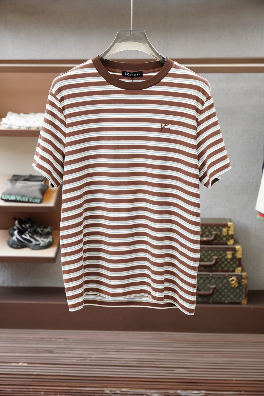 NO:832253,Kiton-Kiton/2026ss spring and summer latest men's round neck T-shirt, trade order short-sleeved T-shirt, all in good condition!  !  Internet celebrity model!  The upper body is comfortable and breathable, not stiff, and the overall body has a rich three-dimensional feel. It is a quality export order. It is customized with double mercerized fabric tailoring to meet the simple needs of commuters. The upper body effect is very good, slimming, and not picky about the figure. The fabric workmanship... is impeccable. Only good craftsmanship and good fabrics can make you wear a good taste. It is a must-have item for everyone!  Size M-3XL,,T-shirt,tees,t-shirt,19860909Kiton-奇顿/2026ss春夏最新男士圆领T,贸易订单短袖T恤,全品相！！网红款！上身舒适透气,不僵硬,整体有着丰富的立体感,品质出口订单,定制专属双丝光面料剪裁,满足通勤人们对于着装的简约需求,上身效果很好,显瘦,不挑剔身材.面料做工....无可挑剔,好工艺好面料才能穿出好品味一款,人手必备单品！尺码M-3XL,,T-shirt,tees，t-shirt,,Men's clothing