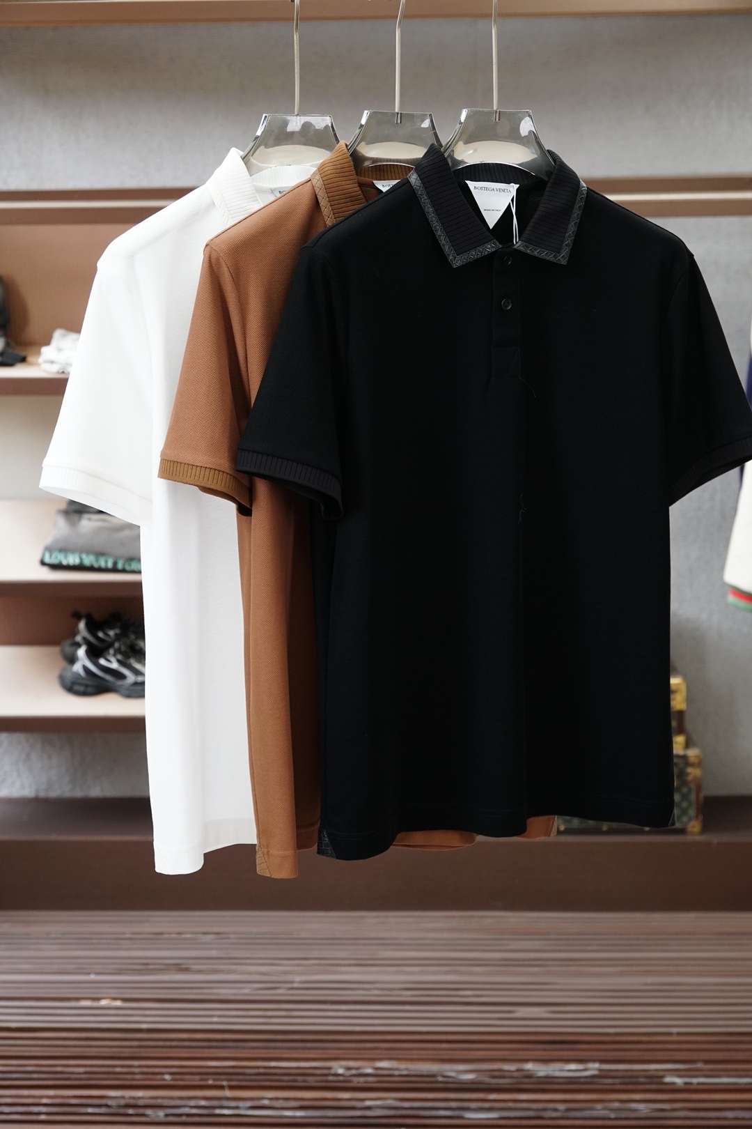 NO:832211,BV-2026ss new product is launched. Men's high-end bi-annual double mercerized vermilion blended Polo shirt. Say goodbye to stickiness when wearing it in summer and keep you feeling fresh at all times. The embroidery embellishment design outlines exquisite details, the classic color system is suitable for diverse business scenarios, the delicate knitted texture shows high-end texture, and the three-dimensional tailoring fits the body shape without dragging, easily creating the elegant aura of an elite man.  From daily commuting to business negotiations, a Polo shirt that combines comfort and style is the finishing touch of a high-end wardrobe. Sizes M-3XL, Bottega Veneta,19860909BV-2026ss新品上线 男士高端双年双丝光朱地混纺Polo衫,夏日穿着告别黏腻,时刻保持清爽体感.刺绣点缀设计勾勒精致细节,经典色系适配多元商务场景,细腻针织肌理尽显高阶质感,立体剪裁贴合身形不拖沓,轻松打造精英男士的儒雅气场. 从日常通勤到商务洽谈,一件兼具舒适与格调的Polo衫,便是高阶衣橱的点睛之选.尺码M-3XL,,bottega veneta,,Men's clothing