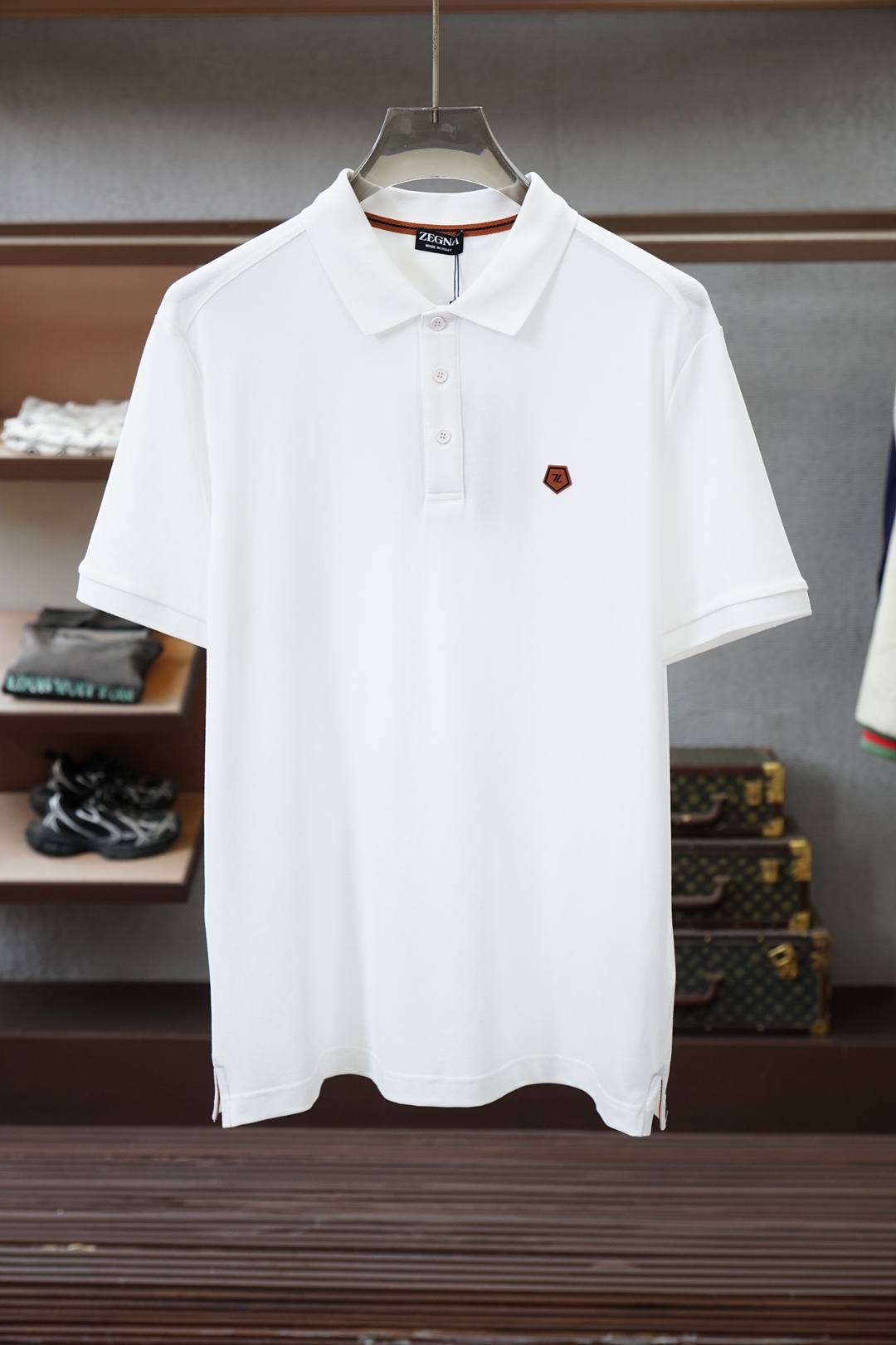 NO:832260,Ermenegildo Zegna/2026ss new product is launched. Men's high-end bi-annual double mercerized vermilion blended Polo shirt, say goodbye to stickiness when worn in summer, and always keep a refreshing feeling. The embroidery embellishment design outlines exquisite details, the classic color system is suitable for diverse business scenarios, the delicate knitted texture shows high-end texture, and the three-dimensional tailoring fits the body shape without dragging, easily creating the elegant aura of an elite man.  From daily commuting to business negotiations, a Polo shirt that combines comfort and style is the finishing touch of a high-end wardrobe. Sizes M-3XL,,zegna,19860909杰尼亚/2026ss新品上线 男士高端双年双丝光朱地混纺Polo衫,夏日穿着告别黏腻,时刻保持清爽体感.刺绣点缀设计勾勒精致细节,经典色系适配多元商务场景,细腻针织肌理尽显高阶质感,立体剪裁贴合身形不拖沓,轻松打造精英男士的儒雅气场. 从日常通勤到商务洽谈,一件兼具舒适与格调的Polo衫,便是高阶衣橱的点睛之选.尺码M-3XL,,zegna,,Men's clothing