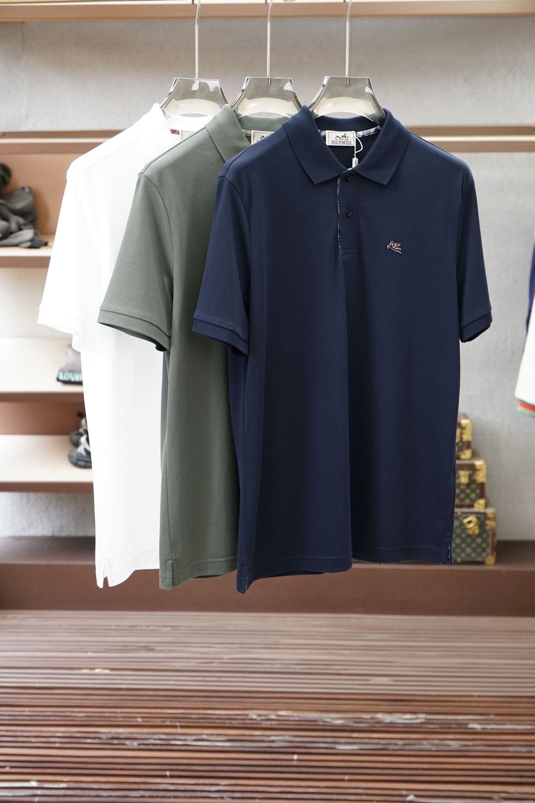 NO:832235,Hermes, Hermes-2026ss new product is launched. Men's high-end bi-annual double mercerized vermilion blended Polo shirt. Say goodbye to stickiness when wearing it in summer, and always keep a refreshing feeling. The embroidery embellishment design outlines exquisite details, the classic color system is suitable for diverse business scenarios, the delicate knitted texture shows high-end texture, and the three-dimensional tailoring fits the body shape without dragging, easily creating the elegant aura of an elite man.  From daily commuting to business negotiations, a Polo shirt that combines comfort and style is the finishing touch of a high-end wardrobe. Sizes M-3XL,,hermes,hermes,19860909爱马仕,Hermes-2026ss新品上线 男士高端双年双丝光朱地混纺Polo衫,夏日穿着告别黏腻,时刻保持清爽体感.刺绣点缀设计勾勒精致细节,经典色系适配多元商务场景,细腻针织肌理尽显高阶质感,立体剪裁贴合身形不拖沓,轻松打造精英男士的儒雅气场. 从日常通勤到商务洽谈,一件兼具舒适与格调的Polo衫,便是高阶衣橱的点睛之选.尺码M-3XL,,hermes,hermes,,Men's clothing