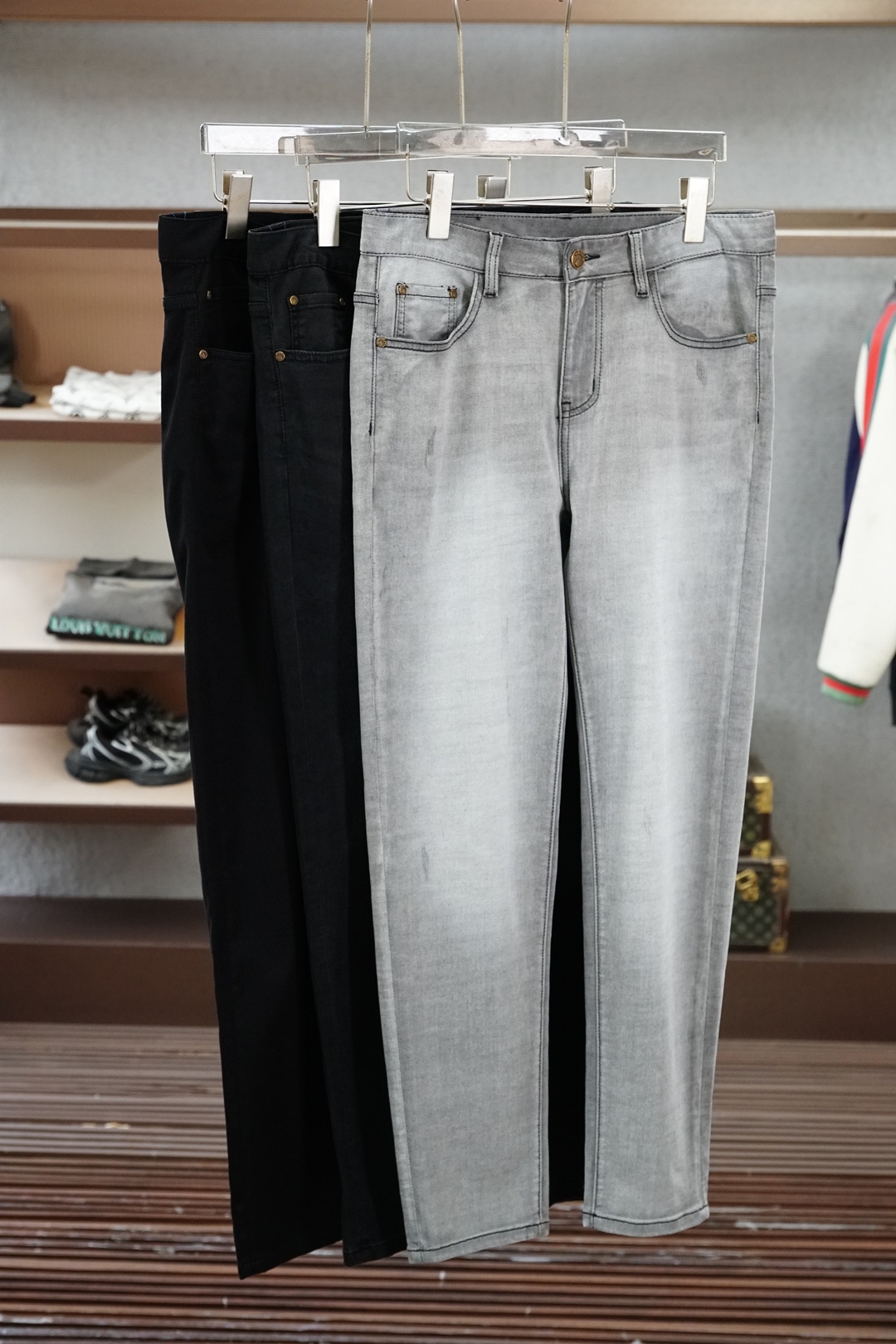 NO:832279,Prada Prada - 2026 spring and summer straight jeans series new godfather-level washed jeans. Luxurious feeling 25//ss official website counter 9000 ocean new products hot sale. Original replica leather brand. Highly recommended. Complex craftsmanship + washed foreign trade. Quality and detail processing are in place. Luxurious details hardware accessories. Stretch slim straight pants type.  Sizes: 29-38, 35 but not 37, prada, prada, jeans,19860909Prada普拉达- 2026春夏直筒牛仔裤系列新品教父级洗水牛仔裤 奢华感25//ss官网专柜9000大洋新品热销 原版复刻皮牌 重磅强烈推荐 复杂工艺工艺+洗水外贸 品质感细节处理满满到位 奢华感细节五金辅料 弹力修身直筒裤型 尺码.29-38有35无37码,,prada,prada,jeans,,Men's clothing