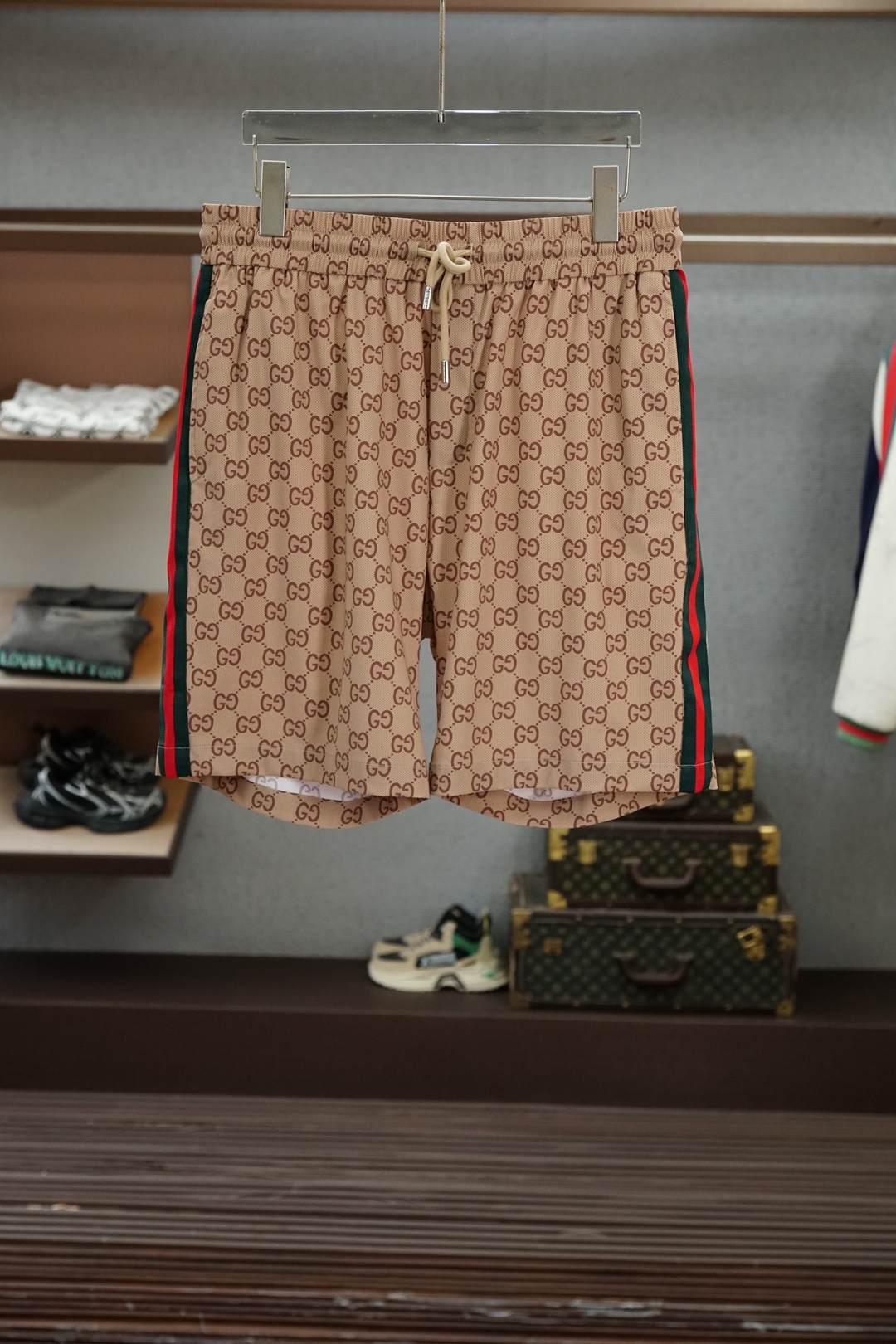 NO:832266,Gucci Gucci 2026ss new shorts are launched for men. They are made of high-count double-sided knitted jacquard fabrics, which are treated with special processes to achieve a dual balance of skin-friendly and stiffness; jacquard technology is integrated into the side seams, low-key and unobtrusive; GOLO hardware adopts precision casting and polishing technology, which is wear-resistant and anti-wear, with long-lasting luster. From fabrics to hardware, every aspect is redefined for high-end leisure. Sizes M-3XL,,gucci,shorts,19860909Gucci古奇 2026ss新品短裤上线男士短裤 精选高支双面针织提花面料,经特殊工艺处理,实现亲肤与挺括的双重平衡；提花工艺融入侧缝,低调不张扬；GOLO五金件采用精铸抛光工艺,耐磨抗造,光泽持久.从面料到五金,每一处都为高端休闲重新定义.尺码M-3XL,,gucci,shorts,,Men's clothing