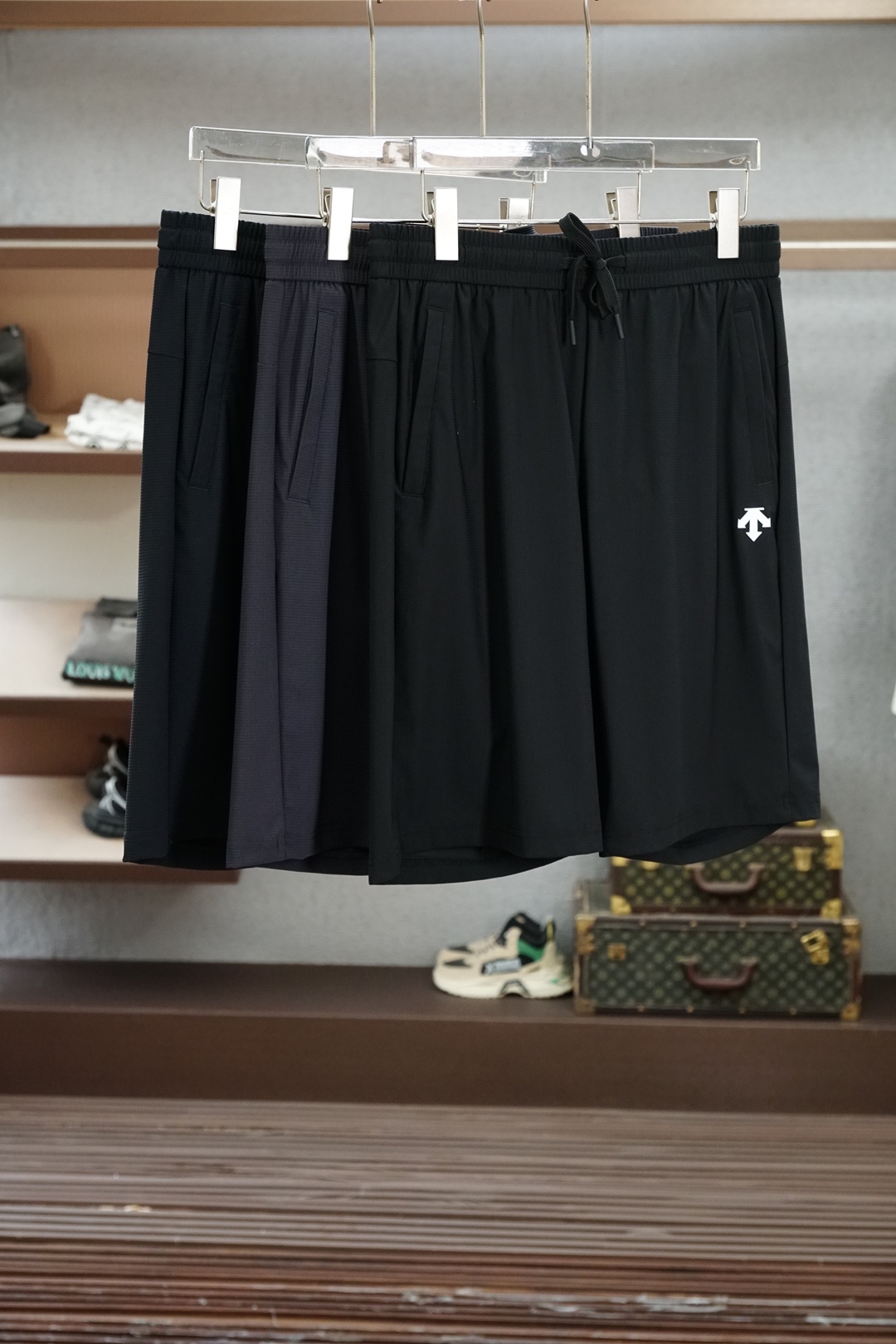 NO:832285,Descente's 2026ss new shorts are launched for men. They are made of high-count double-sided quick-drying fabrics, which are treated with special processes to achieve a dual balance of skin-friendly and stiffness; jacquard technology is integrated into the side seams, low-key and unobtrusive; GOLO hardware adopts precision casting and polishing technology, which is wear-resistant and anti-wear, with long-lasting luster. From fabrics to hardware, every aspect is redefined for high-end leisure. Sizes M-3XL,, shorts,19860909迪桑特 2026ss新品短裤上线男士短裤 精选高支双面速干面料,经特殊工艺处理,实现亲肤与挺括的双重平衡；提花工艺融入侧缝,低调不张扬；GOLO五金件采用精铸抛光工艺,耐磨抗造,光泽持久.从面料到五金,每一处都为高端休闲重新定义.尺码M-3XL,,shorts,,Men's clothing