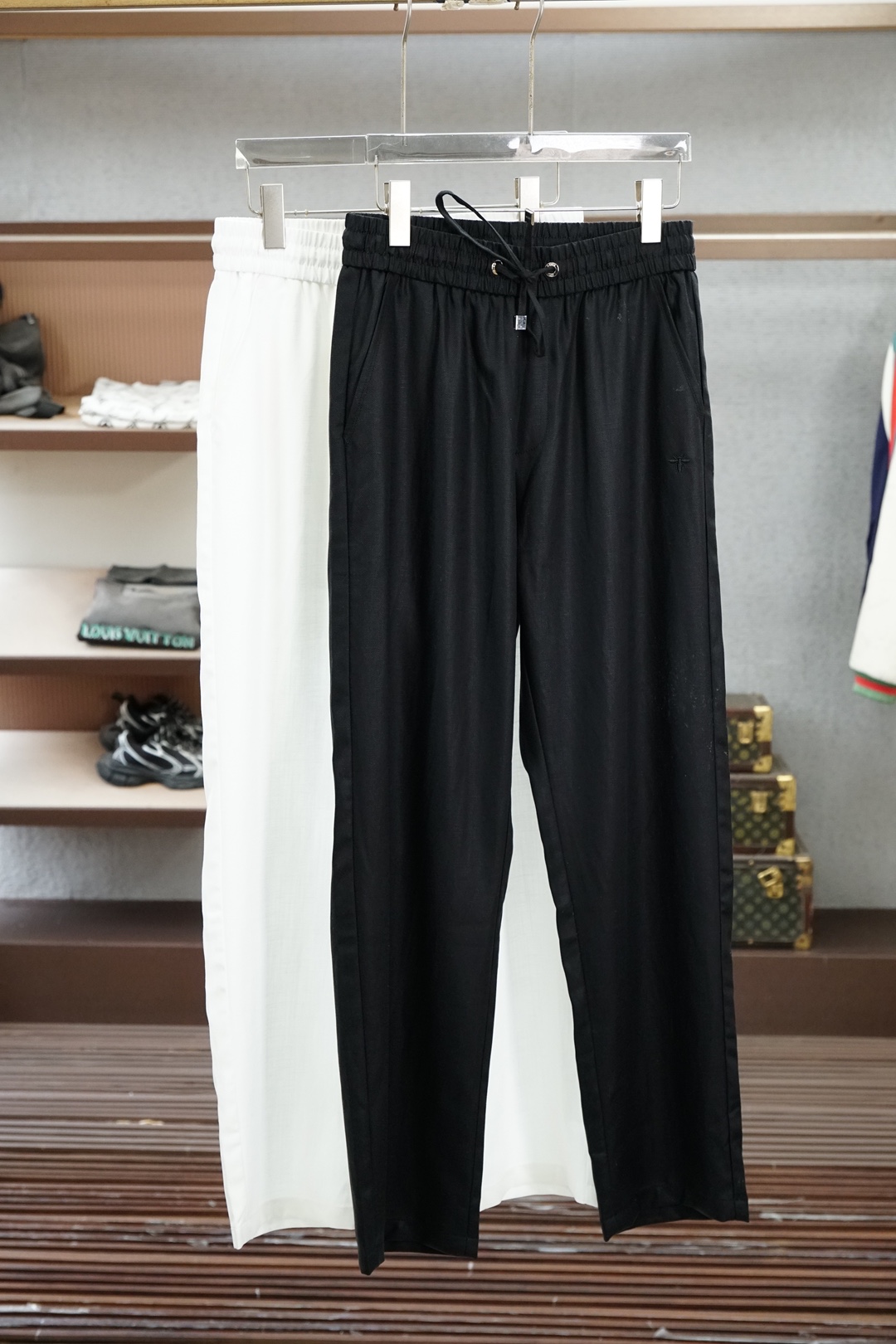 NO:833456,Dior, 2026 old-fashioned men's boutique casual pants. Tencel linen fabric imported from Italy, cool and stylish, not easy to wrinkle, the latest upper body style is invincible! You can definitely close your eyes and close your eyes. This pants is very versatile and can be worn for daily work and outdoor sports. It is the perfect combination of fashion and leisure and outdoor sports, so whether you wear it daily or outdoors, it is your best choice. Extremely comfortable. This style is a pair of running casual business pants with an extremely wide range of applications. Color: white, black, orange  Size M-3XL,,dior,19860909迪奥,2026老前风男士精品休闲裤.意大利进口天丝亚麻面料,凉爽有型,不易起皱,最新款上身版型无敌正!绝对可以闭眼收的一款此款裤子非常百搭,日常上班户外运动都可以穿着,是时尚休闲与户外运动的完美结合,所以无论您平时穿或者户外穿都是您的最佳选择.极致舒适性.此款是一件适用范围极其广泛的跑步休闲商务裤 颜色白黑橙 尺码M-3XL,,dior,,Men's clothing