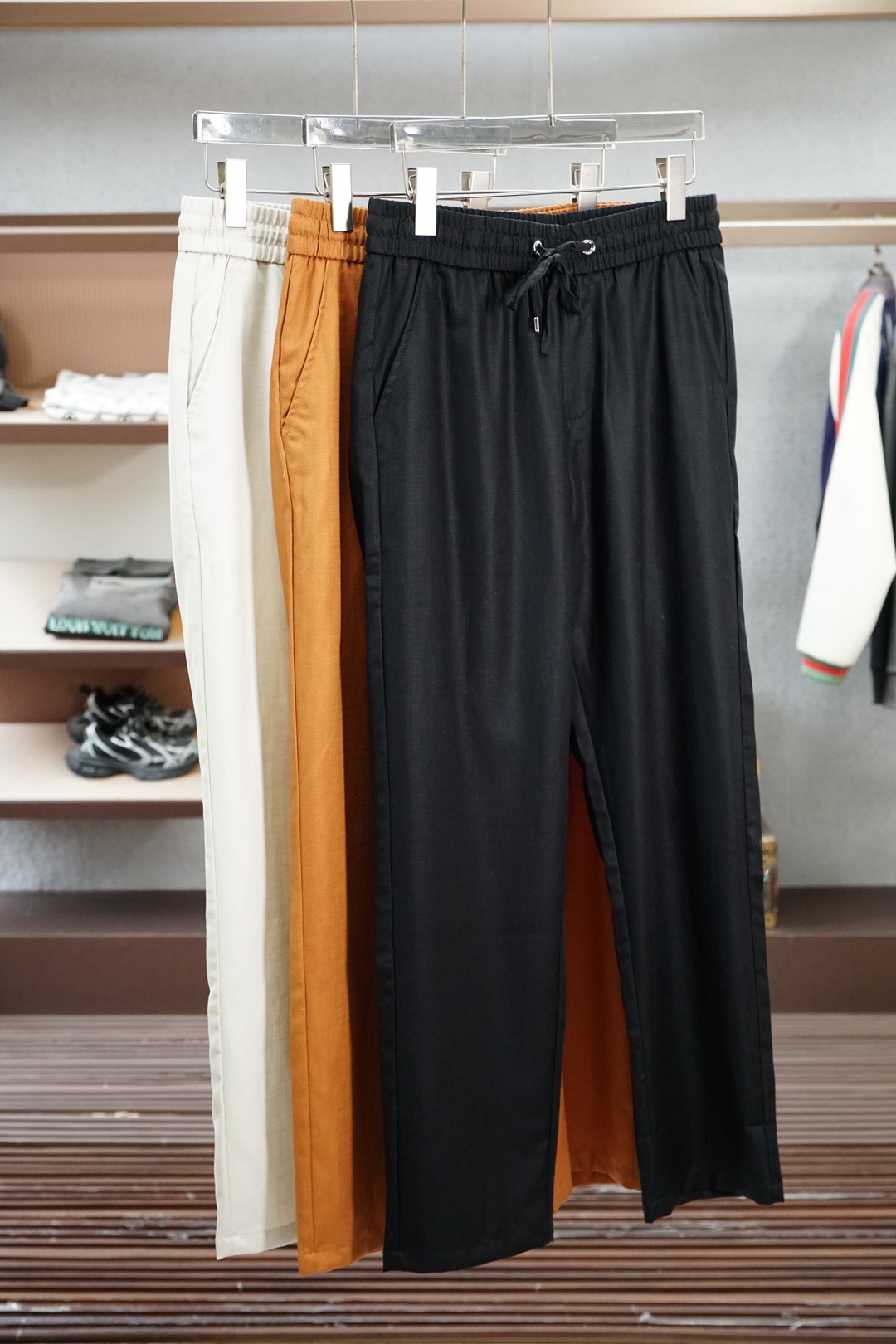 NO:833447,Ermenegildo Zegna/2026 old-fashioned men's boutique casual pants. Tencel linen fabric imported from Italy, cool and stylish, not easy to wrinkle, the latest upper body version is invincible! You can definitely close your eyes and close your eyes. This pants is very versatile and can be worn for daily work and outdoor sports. It is the perfect combination of fashion and leisure and outdoor sports, so whether you wear it daily or outdoors, it is your best choice. Extremely comfortable. This style is a pair of running casual business pants with an extremely wide range of applications. Color: white, black, orange  Size M-3XL,,zegna,19860909杰尼亚/2026老前风男士精品休闲裤.意大利进口天丝亚麻面料,凉爽有型,不易起皱,最新款上身版型无敌正!绝对可以闭眼收的一款此款裤子非常百搭,日常上班户外运动都可以穿着,是时尚休闲与户外运动的完美结合,所以无论您平时穿或者户外穿都是您的最佳选择.极致舒适性.此款是一件适用范围极其广泛的跑步休闲商务裤 颜色白黑橙 尺码M-3XL,,zegna,,Men's clothing