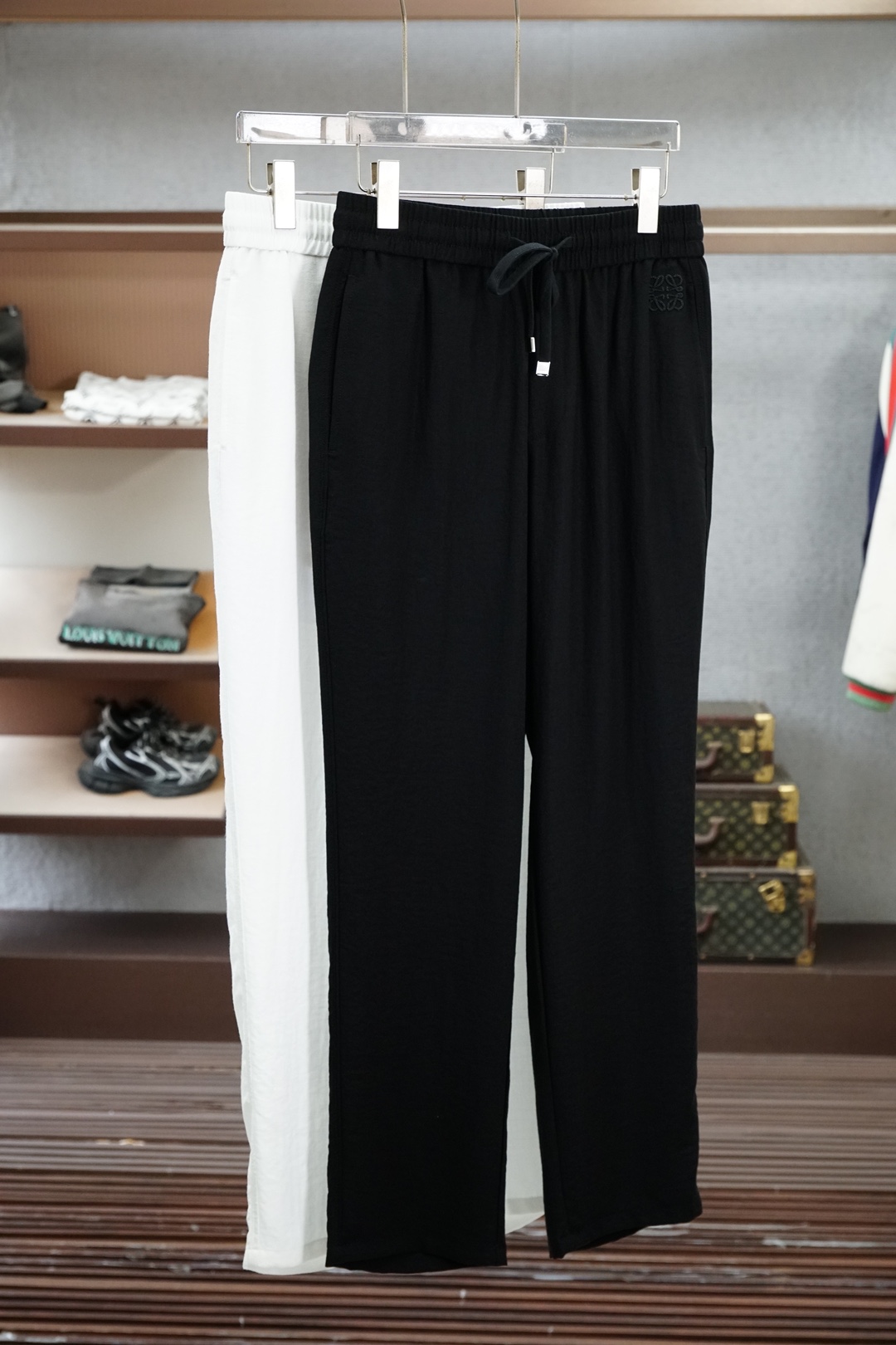 NO:833440,Loewe Loewe, 2026 old-fashioned men's boutique casual pants. Tencel linen fabric imported from Italy, cool and stylish, not easy to wrinkle, the latest upper body style is invincible! You can definitely close your eyes and close your eyes. These pants are very versatile and can be worn for daily work and outdoor sports. They are the perfect combination of fashion and leisure and outdoor sports, so whether you wear them daily or outdoors, they are your best choice. Extremely comfortable. This style is a pair of running casual business pants with an extremely wide range of applications. The color is white and black.  Size M-3XL,,loewe,loewe,19860909Loewe罗意威,2026老前风男士精品休闲裤.意大利进口天丝亚麻面料,凉爽有型,不易起皱,最新款上身版型无敌正!绝对可以闭眼收的一款此款裤子非常百搭,日常上班户外运动都可以穿着,是时尚休闲与户外运动的完美结合,所以无论您平时穿或者户外穿都是您的最佳选择.极致舒适性.此款是一件适用范围极其广泛的跑步休闲商务裤 颜色白黑 尺码M-3XL,,loewe,loewe,,Men's clothing