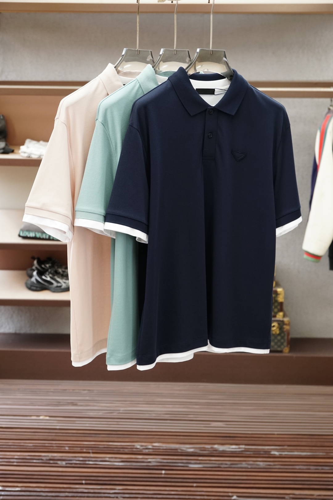NO:832203,Prada - 2026ss new product launched. Men's high-end bi-annual double mercerized vermilion blended Polo shirt. Say goodbye to stickiness when wearing it in summer and keep your body fresh at all times. The embroidery embellishment design outlines exquisite details, the classic color system is suitable for diverse business scenarios, the delicate knitted texture shows high-end texture, and the three-dimensional tailoring fits the body shape without dragging, easily creating the elegant aura of an elite man.  From daily commuting to business negotiations, a Polo shirt that combines comfort and style is the finishing touch of a high-end wardrobe. Sizes M-3XL, prada, prada,19860909Prada普拉达-2026ss新品上线 男士高端双年双丝光朱地混纺Polo衫,夏日穿着告别黏腻,时刻保持清爽体感.刺绣点缀设计勾勒精致细节,经典色系适配多元商务场景,细腻针织肌理尽显高阶质感,立体剪裁贴合身形不拖沓,轻松打造精英男士的儒雅气场. 从日常通勤到商务洽谈,一件兼具舒适与格调的Polo衫,便是高阶衣橱的点睛之选.尺码M-3XL,,prada,prada,,Men's clothing