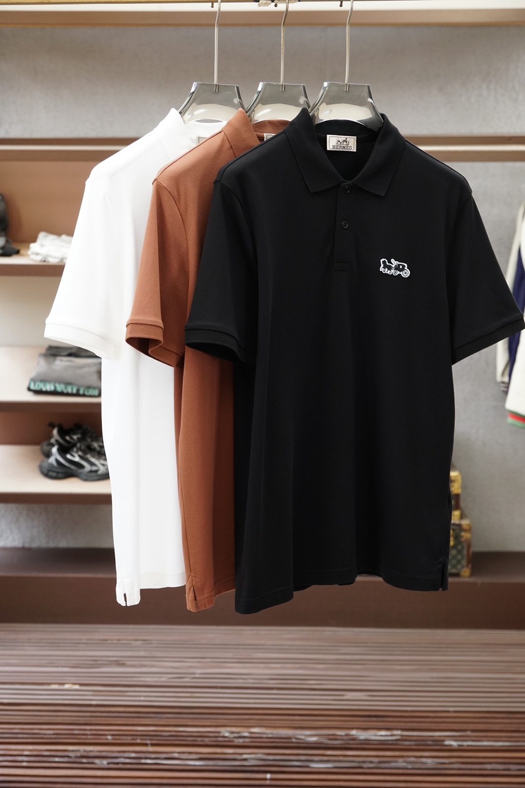 NO:832195,Hermes - Hermes-2026ss new product is launched. Men's high-end double mercerized vermilion blended Polo shirt. Say goodbye to stickiness when wearing it in summer and keep you feeling fresh at all times. The embroidery embellishment design outlines exquisite details, the classic color system is suitable for diverse business scenarios, the delicate knitted texture shows high-end texture, and the three-dimensional tailoring fits the body shape without dragging, easily creating the elegant aura of an elite man.  From daily commuting to business negotiations, a Polo shirt that combines comfort and style is the finishing touch of a high-end wardrobe. Sizes M-3XL,,hermes,hermes,19860909爱马仕- Hermes-2026ss新品上线 男士高端双年双丝光朱地混纺Polo衫,夏日穿着告别黏腻,时刻保持清爽体感.刺绣点缀设计勾勒精致细节,经典色系适配多元商务场景,细腻针织肌理尽显高阶质感,立体剪裁贴合身形不拖沓,轻松打造精英男士的儒雅气场. 从日常通勤到商务洽谈,一件兼具舒适与格调的Polo衫,便是高阶衣橱的点睛之选.尺码M-3XL,,hermes,hermes,,Men's clothing