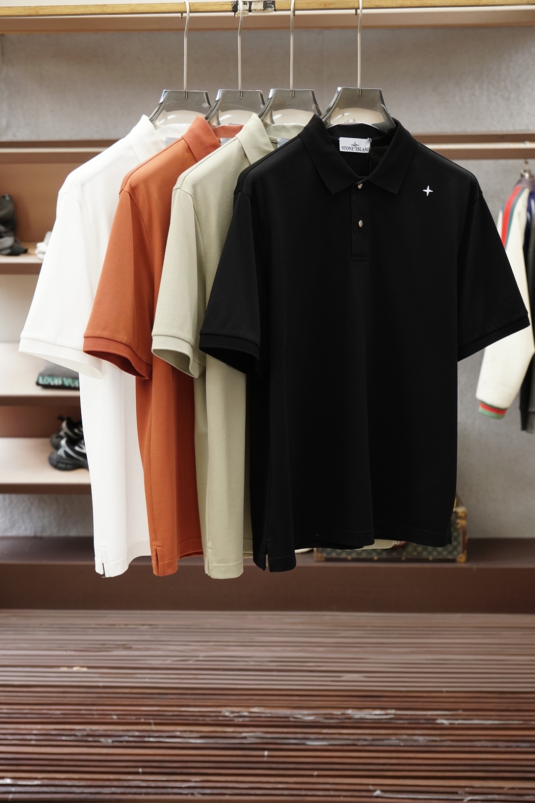 NO:832187,Shitou Daodao's 2026ss new product is launched. Men's high-end bi-annual double mercerized vermilion blended Polo shirt, saying goodbye to stickiness when wearing it in summer, and keeping you refreshed at all times. The embroidery embellishment design outlines exquisite details, the classic color system is suitable for diverse business scenarios, the delicate knitted texture shows high-end texture, and the three-dimensional tailoring fits the body shape without dragging, easily creating the elegant aura of an elite man.  From daily commuting to business negotiations, a Polo shirt that combines comfort and style is the finishing touch to a high-end wardrobe. Sizes M-3XL,,19860909石头道岛2026ss新品上线 男士高端双年双丝光朱地混纺Polo衫,夏日穿着告别黏腻,时刻保持清爽体感.刺绣点缀设计勾勒精致细节,经典色系适配多元商务场景,细腻针织肌理尽显高阶质感,立体剪裁贴合身形不拖沓,轻松打造精英男士的儒雅气场. 从日常通勤到商务洽谈,一件兼具舒适与格调的Polo衫,便是高阶衣橱的点睛之选.尺码M-3XL,,,Men's clothing