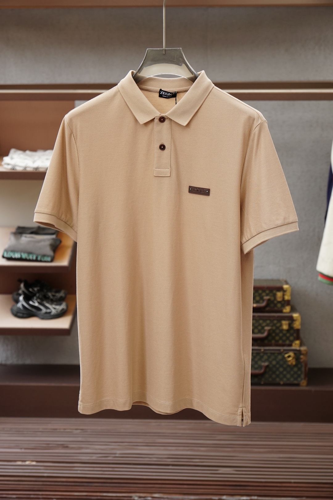 NO:832179,Ermenegildo Zegna - 2026ss new product is launched. Men's high-end bi-annual double mercerized vermilion blended Polo shirt. Say goodbye to stickiness when wearing it in summer and keep you fresh at all times. The embroidery embellishment design outlines exquisite details, the classic color system is suitable for diverse business scenarios, the delicate knitted texture shows high-end texture, and the three-dimensional tailoring fits the body shape without dragging, easily creating the elegant aura of an elite man.  From daily commuting to business negotiations, a Polo shirt that combines comfort and style is the finishing touch of a high-end wardrobe. Sizes M-3XL,,zegna,19860909杰尼亚-2026ss新品上线 男士高端双年双丝光朱地混纺Polo衫,夏日穿着告别黏腻,时刻保持清爽体感.刺绣点缀设计勾勒精致细节,经典色系适配多元商务场景,细腻针织肌理尽显高阶质感,立体剪裁贴合身形不拖沓,轻松打造精英男士的儒雅气场. 从日常通勤到商务洽谈,一件兼具舒适与格调的Polo衫,便是高阶衣橱的点睛之选.尺码M-3XL,,zegna,,Men's clothing