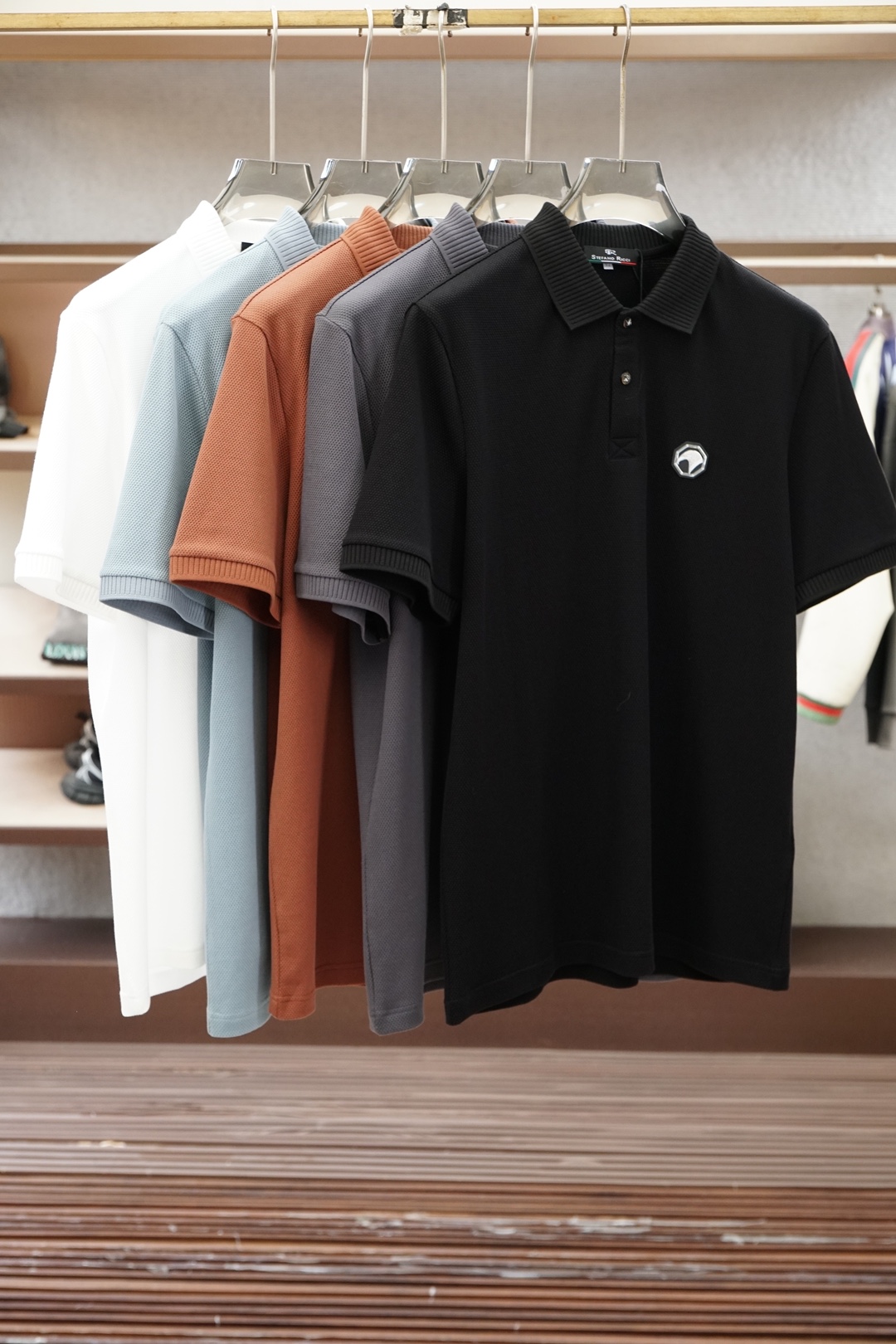 NO:832245,Stephen - 2026ss new product is launched. Men's high-end bi-annual double mercerized vermilion blended Polo shirt. Say goodbye to stickiness when wearing it in summer, and always keep a refreshing feeling. The embroidery embellishment design outlines exquisite details, the classic color system is suitable for diverse business scenarios, the delicate knitted texture shows high-end texture, and the three-dimensional tailoring fits the body shape without dragging, easily creating the elegant aura of an elite man.  From daily commuting to business negotiations, a Polo shirt that combines comfort and style is the finishing touch to a high-end wardrobe. Sizes M-3XL,,19860909史蒂芬-2026ss新品上线 男士高端双年双丝光朱地混纺Polo衫,夏日穿着告别黏腻,时刻保持清爽体感.刺绣点缀设计勾勒精致细节,经典色系适配多元商务场景,细腻针织肌理尽显高阶质感,立体剪裁贴合身形不拖沓,轻松打造精英男士的儒雅气场. 从日常通勤到商务洽谈,一件兼具舒适与格调的Polo衫,便是高阶衣橱的点睛之选.尺码M-3XL,,,Men's clothing