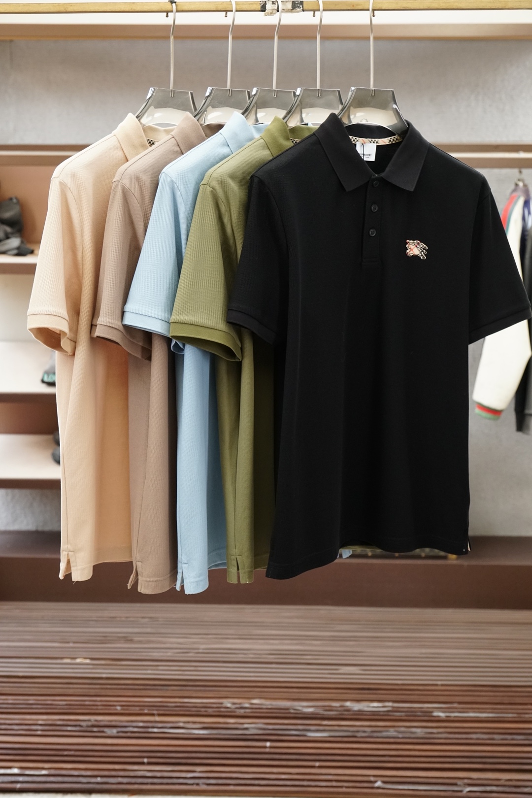 NO:832239,BBR Burberry/2026ss new product launched men's high-end double mercerized vermilion blended Polo shirt, saying goodbye to stickiness when wearing it in summer, and keeping a refreshing body feeling at all times. The embroidery embellishment design outlines exquisite details, the classic color system is suitable for diverse business scenarios, the delicate knitted texture shows high-end texture, and the three-dimensional tailoring fits the body shape without dragging, easily creating the elegant aura of an elite man.  From daily commuting to business negotiations, a Polo shirt that combines comfort and style is the finishing touch of a high-end wardrobe. Sizes M-3XL, burberry,19860909BBR巴宝莉/2026ss新品上线 男士高端双年双丝光朱地混纺Polo衫,夏日穿着告别黏腻,时刻保持清爽体感.刺绣点缀设计勾勒精致细节,经典色系适配多元商务场景,细腻针织肌理尽显高阶质感,立体剪裁贴合身形不拖沓,轻松打造精英男士的儒雅气场. 从日常通勤到商务洽谈,一件兼具舒适与格调的Polo衫,便是高阶衣橱的点睛之选.尺码M-3XL,,burberry,,Men's clothing