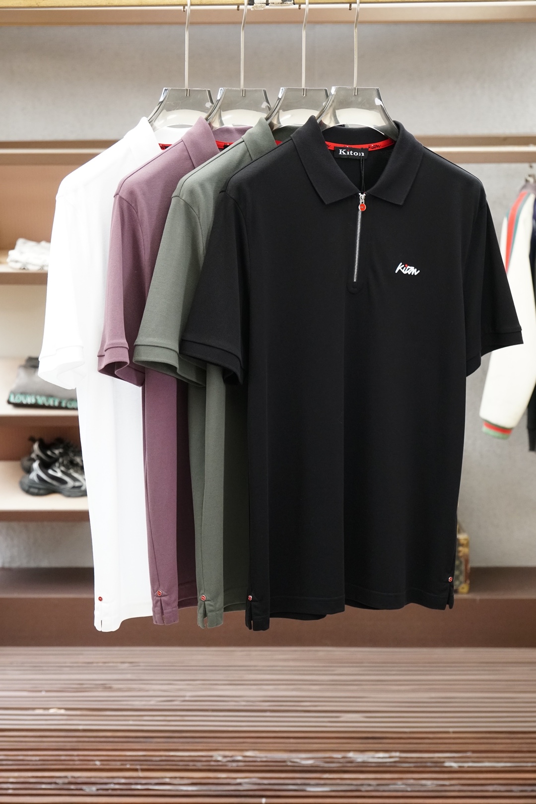NO:832227,Kiton's 2026ss new product is launched. Men's high-end bi-annual double mercerized vermilion blended Polo shirt, saying goodbye to stickiness when wearing it in summer, and keeping you refreshed at all times. The embroidery embellishment design outlines exquisite details, the classic color system is suitable for diverse business scenarios, the delicate knitted texture shows high-end texture, and the three-dimensional tailoring fits the body shape without dragging, easily creating the elegant aura of an elite man.  From daily commuting to business negotiations, a Polo shirt that combines comfort and style is the finishing touch to a high-end wardrobe. Sizes M-3XL,,19860909Kiton奇顿2026ss新品上线 男士高端双年双丝光朱地混纺Polo衫,夏日穿着告别黏腻,时刻保持清爽体感.刺绣点缀设计勾勒精致细节,经典色系适配多元商务场景,细腻针织肌理尽显高阶质感,立体剪裁贴合身形不拖沓,轻松打造精英男士的儒雅气场. 从日常通勤到商务洽谈,一件兼具舒适与格调的Polo衫,便是高阶衣橱的点睛之选.尺码M-3XL,,,Men's clothing