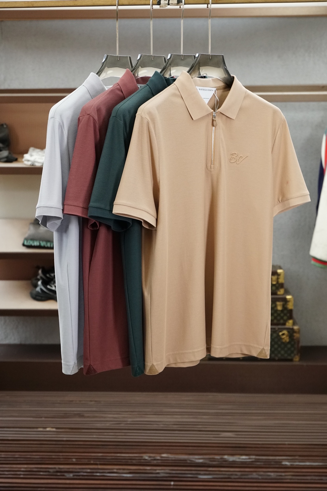 NO:832230,BV/2026ss new product is launched. Men's high-end bi-annual double mercerized vermilion blended Polo shirt. Say goodbye to stickiness when wearing it in summer and keep you feeling fresh at all times. The embroidery embellishment design outlines exquisite details, the classic color system is suitable for diverse business scenarios, the delicate knitted texture shows high-end texture, and the three-dimensional tailoring fits the body shape without dragging, easily creating the elegant aura of an elite man.  From daily commuting to business negotiations, a Polo shirt that combines comfort and style is the finishing touch of a high-end wardrobe. Sizes M-3XL, Bottega Veneta,19860909BV/2026ss新品上线 男士高端双年双丝光朱地混纺Polo衫,夏日穿着告别黏腻,时刻保持清爽体感.刺绣点缀设计勾勒精致细节,经典色系适配多元商务场景,细腻针织肌理尽显高阶质感,立体剪裁贴合身形不拖沓,轻松打造精英男士的儒雅气场. 从日常通勤到商务洽谈,一件兼具舒适与格调的Polo衫,便是高阶衣橱的点睛之选.尺码M-3XL,,bottega veneta,,Men's clothing