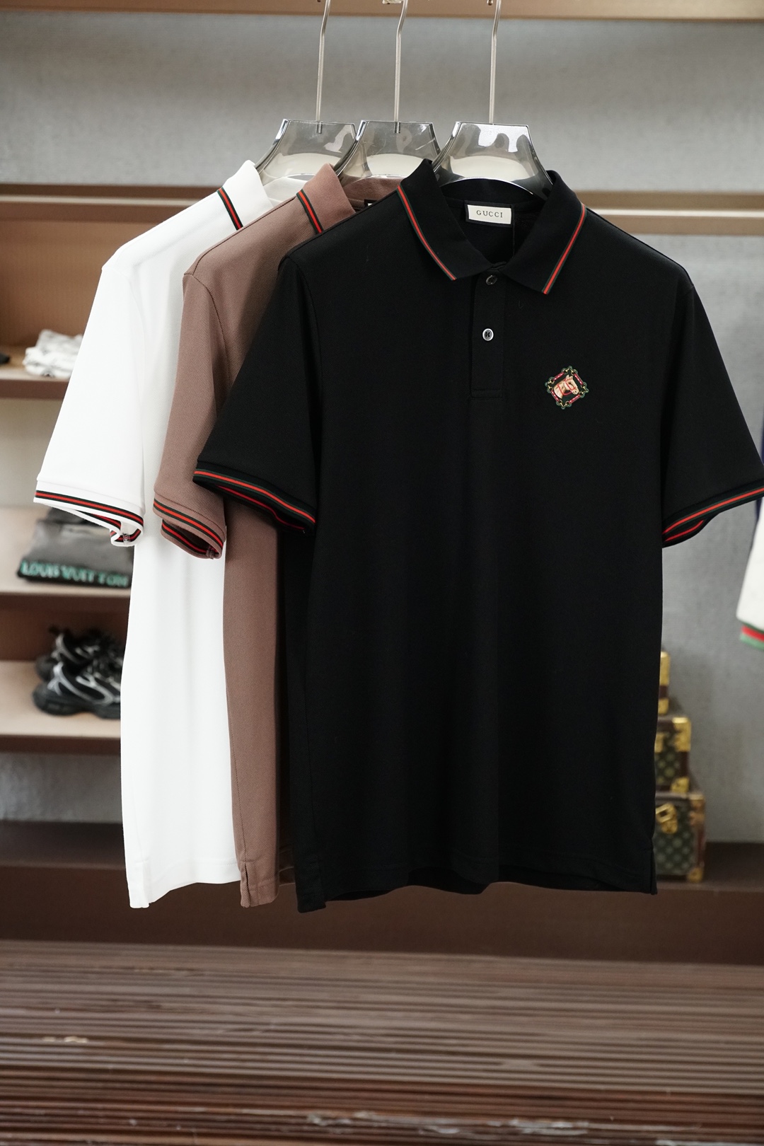 NO:832223,Gucci Gucci - 2026ss new product launched. Men's high-end double-year double mercerized vermilion blended Polo shirt. Say goodbye to stickiness when wearing it in summer and keep your body fresh at all times. The embroidery embellishment design outlines exquisite details, the classic color system is suitable for diverse business scenarios, the delicate knitted texture shows high-end texture, and the three-dimensional tailoring fits the body shape without dragging, easily creating the elegant aura of an elite man.  From daily commuting to business negotiations, a Polo shirt that combines comfort and style is the finishing touch of a high-end wardrobe. Sizes M-3XL,,gucci,19860909Gucci古奇-2026ss新品上线 男士高端双年双丝光朱地混纺Polo衫,夏日穿着告别黏腻,时刻保持清爽体感.刺绣点缀设计勾勒精致细节,经典色系适配多元商务场景,细腻针织肌理尽显高阶质感,立体剪裁贴合身形不拖沓,轻松打造精英男士的儒雅气场. 从日常通勤到商务洽谈,一件兼具舒适与格调的Polo衫,便是高阶衣橱的点睛之选.尺码M-3XL,,gucci,,Men's clothing