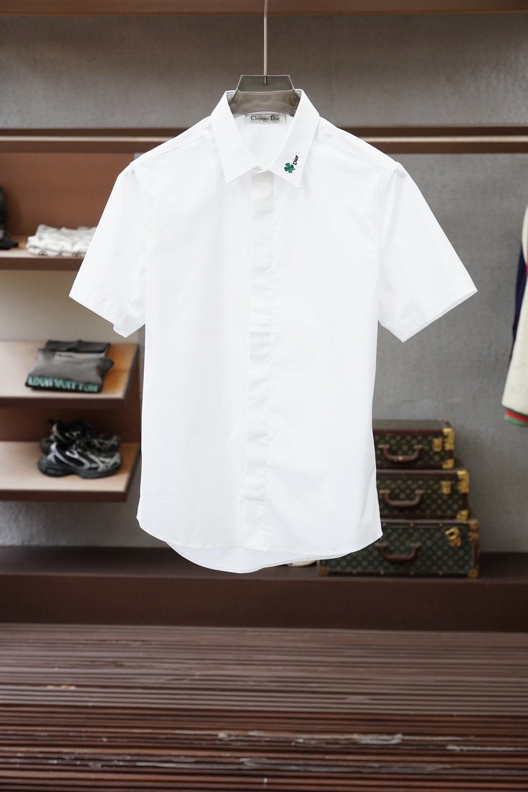 NO:857638,Dior Dior/26 summer men's business casual high-end short-sleeved shirts, direct channel goods from the Italian headquarters, pure Italian origin quality, Italian origin OEM production, 26 summer new styles, high-end is one of the few in the world that controls the entire production of high-end garments from the source of top fabrics.  Industrial chain empire. It is famous for its impeccable Italian craftsmanship and pioneering spirit, and has always insisted on leading the industry with fabrics as its soul. For more than a century, it has become an indispensable status symbol and taste footnote in the wardrobes of elite men around the world, and is the first choice for countless celebrities and giants!   The design is also very outstanding in terms of details. The stitching is perfectly stitched. Each button is made by exquisite handwork. A whole row of pure and natural white shell buttons always highlights the brand's status. The tailoring is first-class, with exclusive sophisticated cutting technology, in line with rigorous ergonomic design. The classic large eight-collar is simple and elegant. The brand logo and letters and traditional craft symbols are ingeniously embroidered on the turtle back. It also gives the new season fashion aesthetic value, a solemn and harmonious style, and a full sense of luxury!  Invincible and versatile, with wide compatibility, it is the first choice for urban elite men!   The fabric and accessories of this shirt are exclusively supplied by the headquarters. It is made of high-count worsted pure cotton. It has a beautiful light and dark small plaid weaving process, which is quite elegant. After being treated with a no-iron process, the texture and comfort of the fabric have reached the peak. It has excellent gloss, excellent skin-friendliness and breathability, and the texture reveals a sense of high-end luxury and gorgeousness!   A high-quality and high-end shirt is always a scarce item for men, and it is also a very valuable item for investment!  Wear it alone for a refreshing look, or layer it with a thin cardigan or a linen suit for a more layered look. It is undoubtedly a must-have item for quality control, condition control, and fabric control!  Size M-3XL,,dior,dior,shirts,T-shirt,business suit,19860909Dior迪奥/26年夏季男士商务休闲高端短袖衬衫,意大利总部直供渠道货,纯正意式血统品质,意大利原产代工出品,26年夏季新款,高端是全球极少数从顶级面料源头把控到高级成衣制作的全产业链帝国.它以无可挑剔的意式工艺与开创精神闻名,始终坚持以面料为灵魂领航业界的风向.一个多世纪以来,成为全球精英男士衣橱中不可或缺的身份象征与品味注脚,是无数名流巨擘的着装首选！  在细节设计方面亦是非常出彩,走线严丝合缝,每一颗扣子皆由精湛的手工参与,一整排纯净天然白色贝壳扣,时刻彰显品牌身份地位.剪裁一流,拥有独家精良的裁剪技术,符合严谨的人体工程学设计,经典大八领,简约大气,龟背处匠心刺绣品牌标识与字母,传统工艺符号,并赋予了新一季时装美学价值,亦庄亦谐的风格,高级感十足！无敌的百搭,兼容性广泛,都市精英男士首选！  该款衬衫面料和辅料皆为总部独家客供,采用纯棉高支精纺而成,绝美的一明一暗小格子织花工艺形态,颇具优雅,经过免烫工艺处理,面料质感与舒适度达到登峰造极,光泽度极好,亲肤性与透气性绝佳,肌理透着高级奢华感和华丽感！  一款上等且高级的衬衫,对于男人来说永远是稀缺品,亦是非常具有投资意义的单品！单穿清爽,叠搭薄开衫或亚麻西装更显层次,对于品质控和品相控及面料控无疑是必入佳品！尺码M-3XL,,dior,dior,shirts,T-shirt,business suit,,Men's clothing