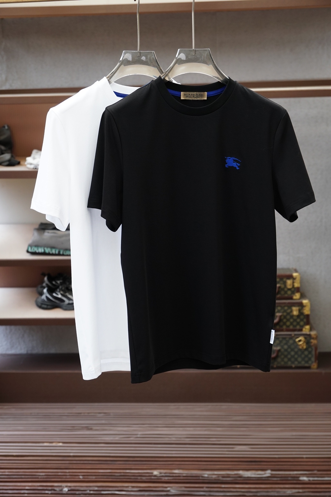 NO:833413,BBR Burberry SS26 spring and summer British high-end low-key luxury short-sleeved T-shirt. The embroidered brand letters on the front are made of high-count and high-density 80-count double-strand mercerized cotton. The upper body is comfortable and breathable, soft, delicate and micro-elastic, high-quality fabric; color black, white, size M-3XL,, burberry, T-shirt, tees, t-shirt,19860909BBR巴宝莉SS26春夏英伦高端低调奢华短袖T恤,正面刺绣品牌字母采用高支数高密度80支双股丝光棉,上身舒适透气、柔软细腻微弹、高品质面料； 颜色黑色、白色 尺码M-3XL,,burberry,T-shirt,tees，t-shirt,,Men's clothing