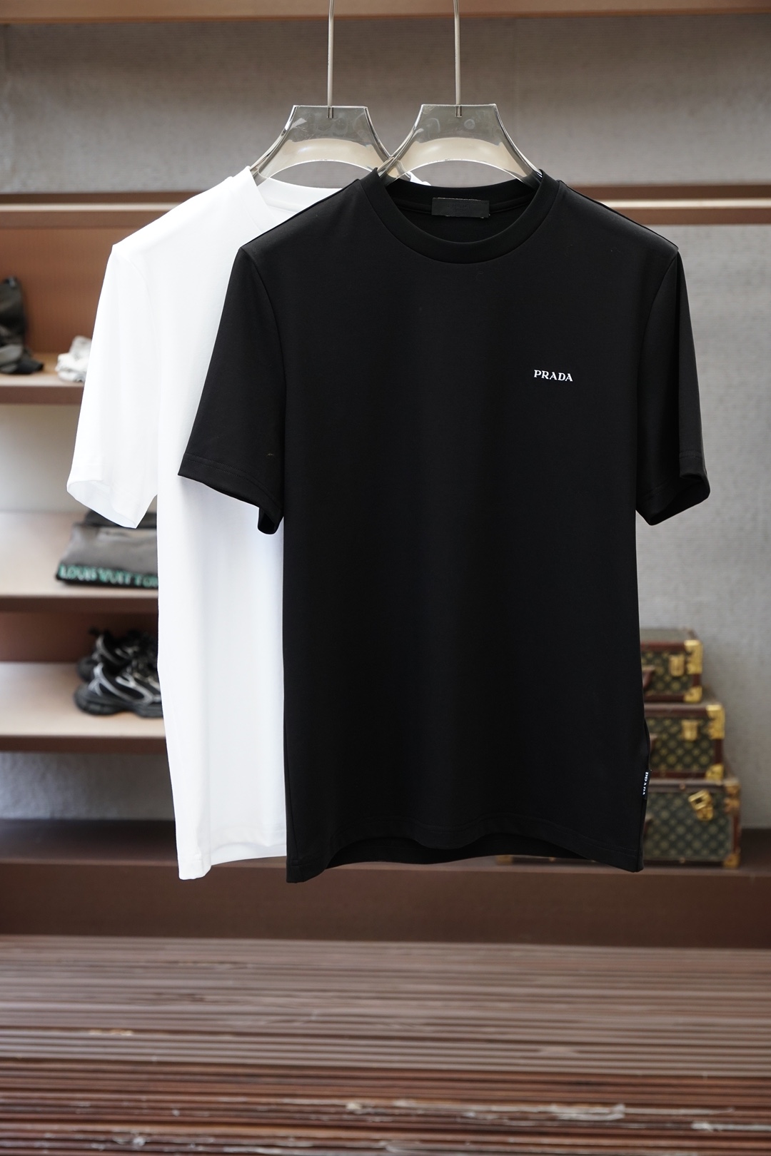 NO:833406,Prada SS26 spring and summer British high-end low-key luxury short-sleeved T-shirt. The embroidered brand letters on the front are made of high-count and high-density 80-count double-strand mercerized cotton. The upper body is comfortable and breathable, soft, delicate and micro-elastic, high-quality fabric; color black, white, size M-3XL,, prada, prada, T-shirt, tees, t-shirt,19860909Prada普拉达SS26春夏英伦高端低调奢华短袖T恤,正面刺绣品牌字母采用高支数高密度80支双股丝光棉,上身舒适透气、柔软细腻微弹、高品质面料； 颜色黑色、白色 尺码M-3XL,,prada,prada,T-shirt,tees，t-shirt,,Men's clothing