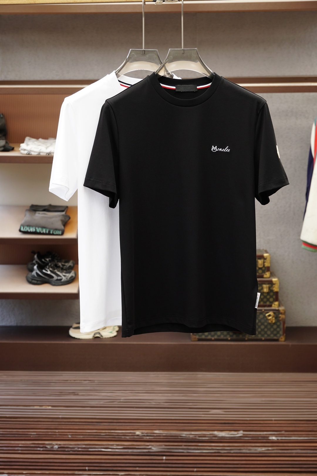 NO:833415,Mengkou SS26 spring and summer British high-end low-key luxury short-sleeved T-shirt. The embroidered brand letters on the front are made of high-count and high-density 80-count double-strand mercerized cotton. The upper body is comfortable and breathable, soft, delicate and micro-elastic, high-quality fabric; color black, white, size M-3XL,, Moncler, T-shirt, tees, t-shirt,19860909蒙口SS26春夏英伦高端低调奢华短袖T恤,正面刺绣品牌字母采用高支数高密度80支双股丝光棉,上身舒适透气、柔软细腻微弹、高品质面料； 颜色黑色、白色 尺码M-3XL,,Moncler,T-shirt,tees，t-shirt,,Men's clothing