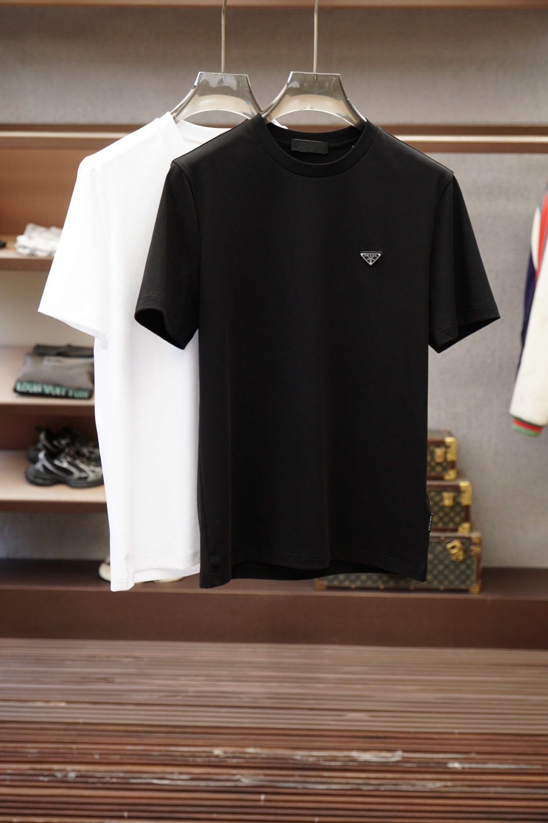 NO:833420,Prada SS26 British high-end low-key luxury short-sleeved T-shirt in spring and summer. The brand letters on the front are made of high-count and high-density 80-count double-strand mercerized cotton. The upper body is comfortable and breathable, soft, delicate and micro-elastic, high-quality fabric; color black, white, size M-3XL,, prada, prada, T-shirt, tees, t-shirt,19860909Prada普拉达SS26春夏英伦高端低调奢华短袖T恤,正面品牌字母采用高支数高密度80支双股丝光棉,上身舒适透气、柔软细腻微弹、高品质面料； 颜色黑色、白色 尺码M-3XL,,prada,prada,T-shirt,tees，t-shirt,,Men's clothing