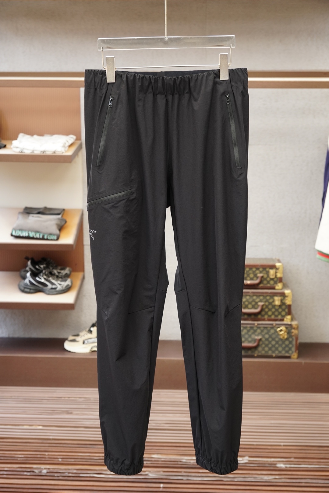 NO:833464,Arc'teryx/2026 spring and summer hot style welds the sense of relaxation to the body!  Who knows?  Black sweatpants can also be worn to create a high-end luxury atmosphere. The three-dimensional tailoring is perfect for concealing the body, and the leg-locking version is not draggy. The waistband is embroidered with letter logo and neat lines. It is elegant for daily streetwear and commuting. It is worthy of being the 'all-match trousers' in the luxury fashion world. M-3XL. Black rice, arc'teryx,19860909始祖鸟/2026春夏爆款把松弛感焊在身上！ 谁懂啊！黑色卫裤也能穿出高奢氛围感 立体剪裁藏肉一绝,束脚版型不拖沓, 腰头加刺绣字母logo+利落线条, 日常出街/通勤叠穿都显贵, 不愧是奢潮界的“百搭神裤 M-3XL.黑米,,arc'teryx,,Men's clothing