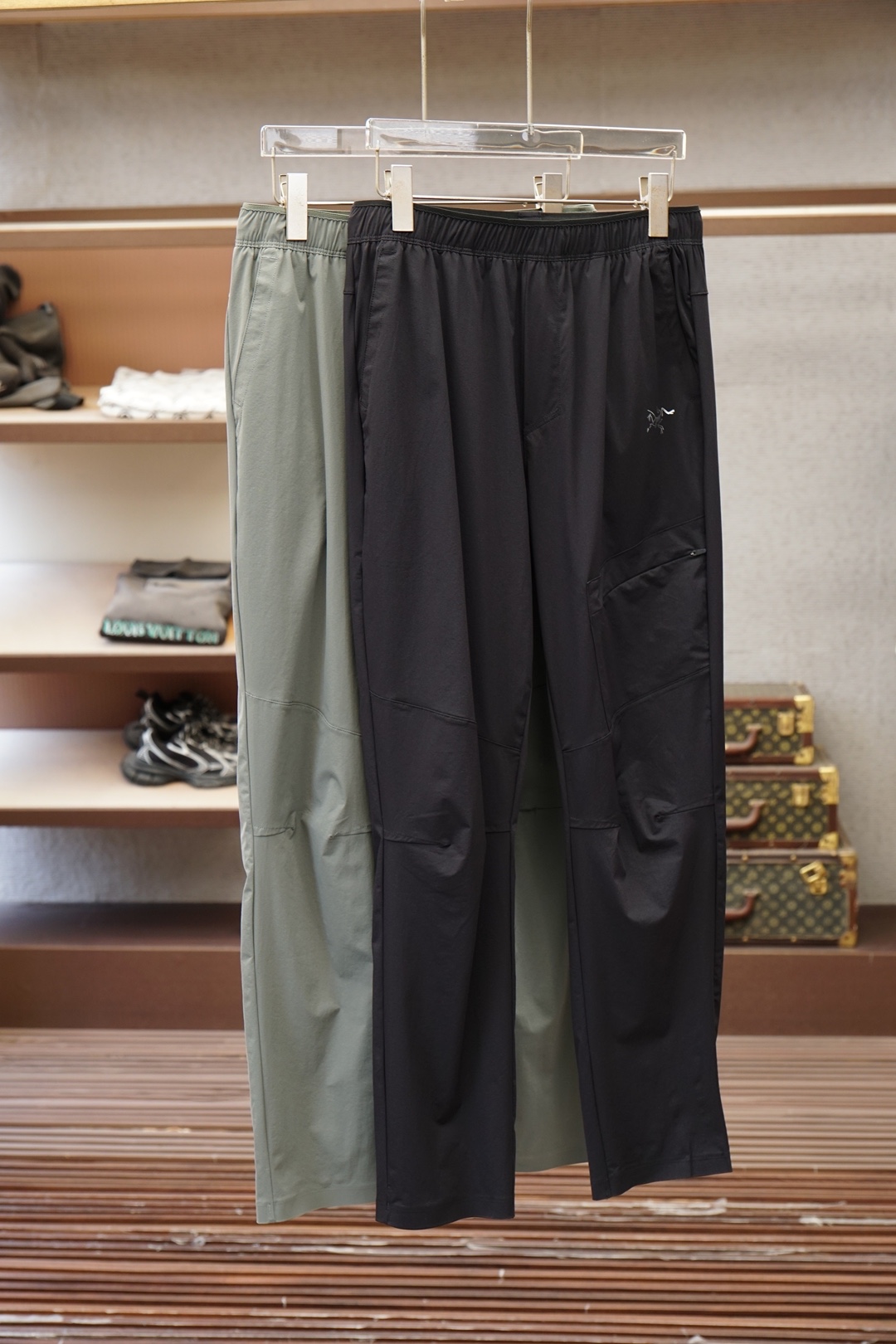 NO:833472,Arc'teryx/2026 spring and summer hot style welds the sense of relaxation to the body!  Who knows?  Black sweatpants can also be worn to create a high-luxury atmosphere. The three-dimensional tailoring is perfect for concealing the body, the leg-binding version is not draggy, and the waistband is embroidered with letter logo + neat lines. It is elegant for daily street wear or commuting. It is worthy of being the 'all-match trousers' in the luxury fashion world. M-3XL. Black and gray, arc'teryx,19860909始祖鸟/2026春夏爆款把松弛感焊在身上！ 谁懂啊！黑色卫裤也能穿出高奢氛围感 立体剪裁藏肉一绝,束脚版型不拖沓, 腰头加刺绣字母logo+利落线条, 日常出街/通勤叠穿都显贵, 不愧是奢潮界的“百搭神裤 M-3XL.黑灰,arc'teryx,,Men's clothing