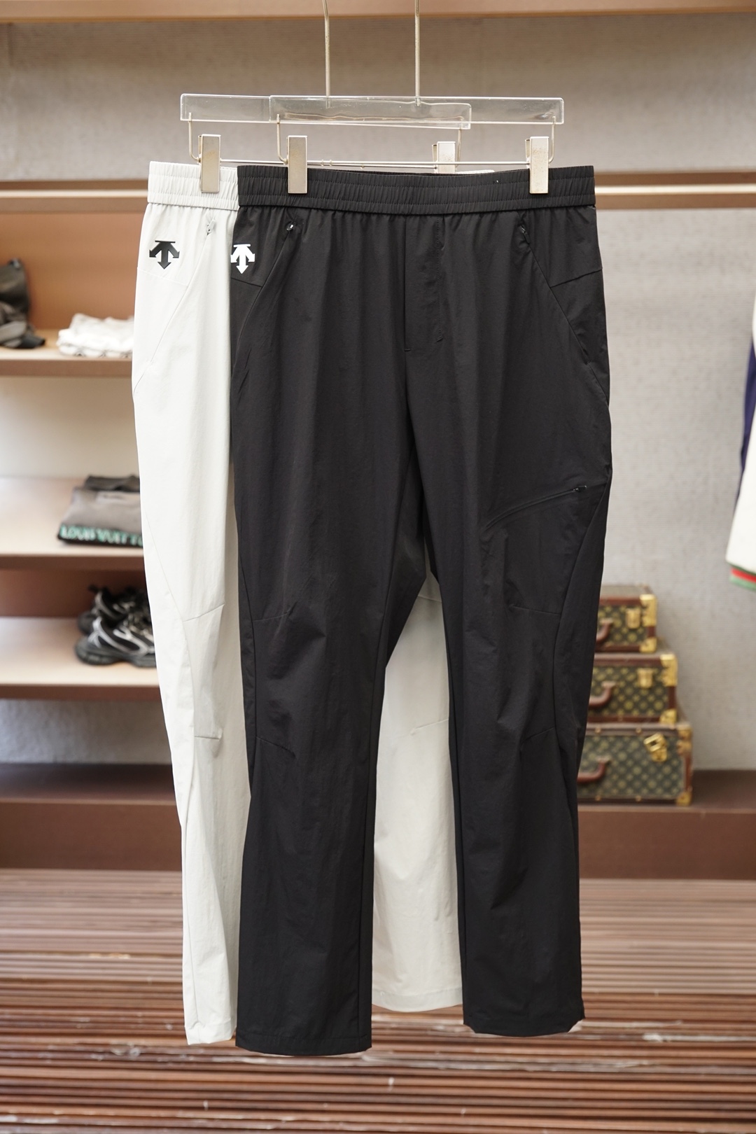 NO:833421,Descente/2026 spring and summer hot style welds the sense of relaxation to the body!  Who knows?  Black sweatpants can also be worn to create a high-luxury atmosphere. The three-dimensional tailoring is perfect for concealing the body, the leg-binding version is not draggy, and the waistband is embroidered with letter logo + neat lines. It is elegant for daily outings and commuting. It is worthy of being the 'all-match trousers' in the luxury fashion world. M-3XL. black and gray,,19860909迪桑特/2026春夏爆款把松弛感焊在身上！ 谁懂啊！黑色卫裤也能穿出高奢氛围感 立体剪裁藏肉一绝,束脚版型不拖沓, 腰头加刺绣字母logo+利落线条, 日常出街/通勤叠穿都显贵, 不愧是奢潮界的“百搭神裤 M-3XL.黑灰,,,Men's clothing